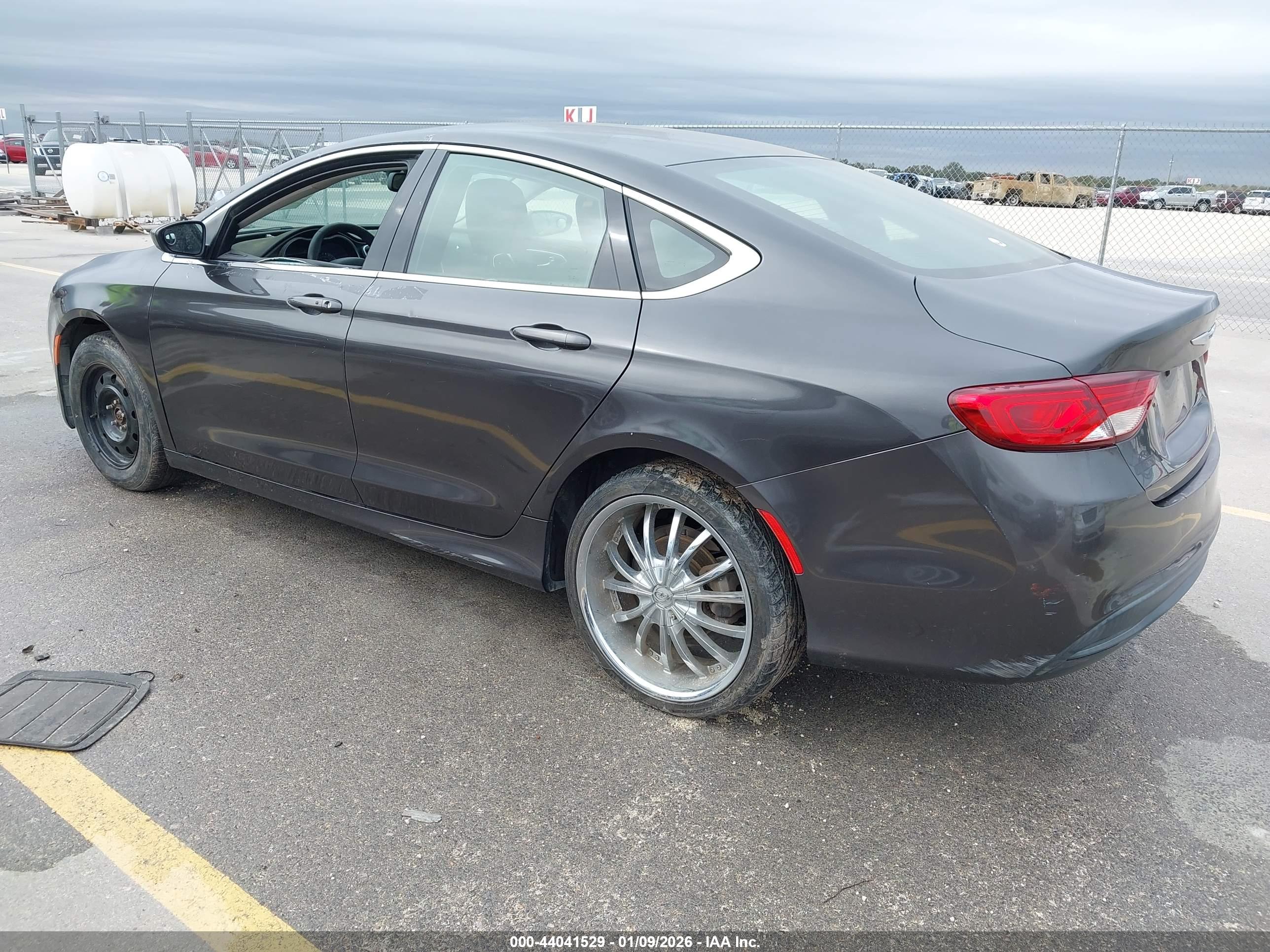 CHRYSLER 200 image 3