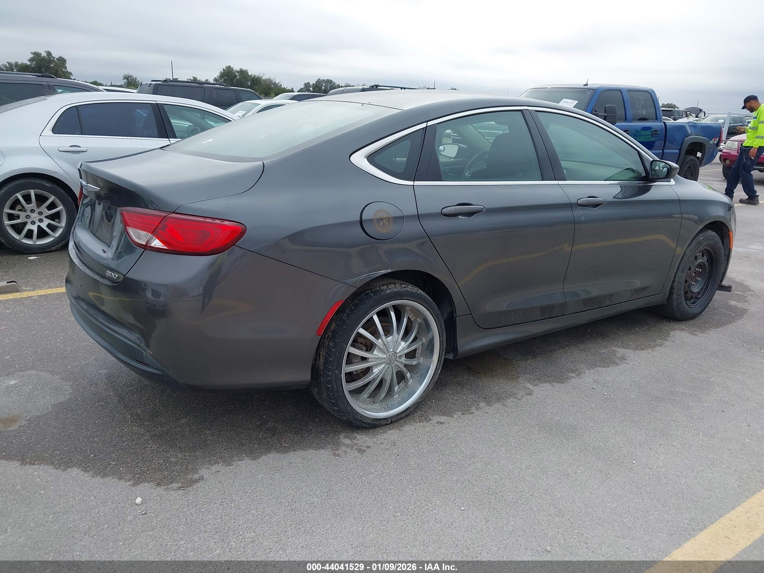 CHRYSLER 200 image 4
