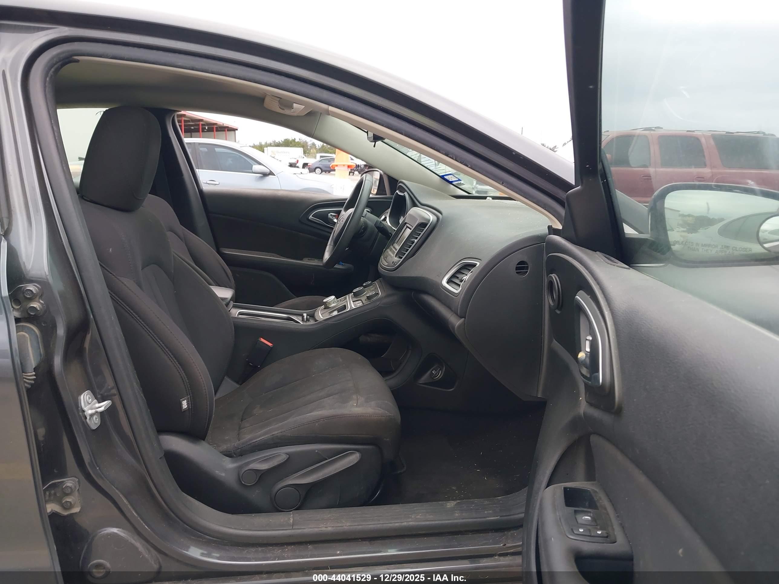 CHRYSLER 200 image 5