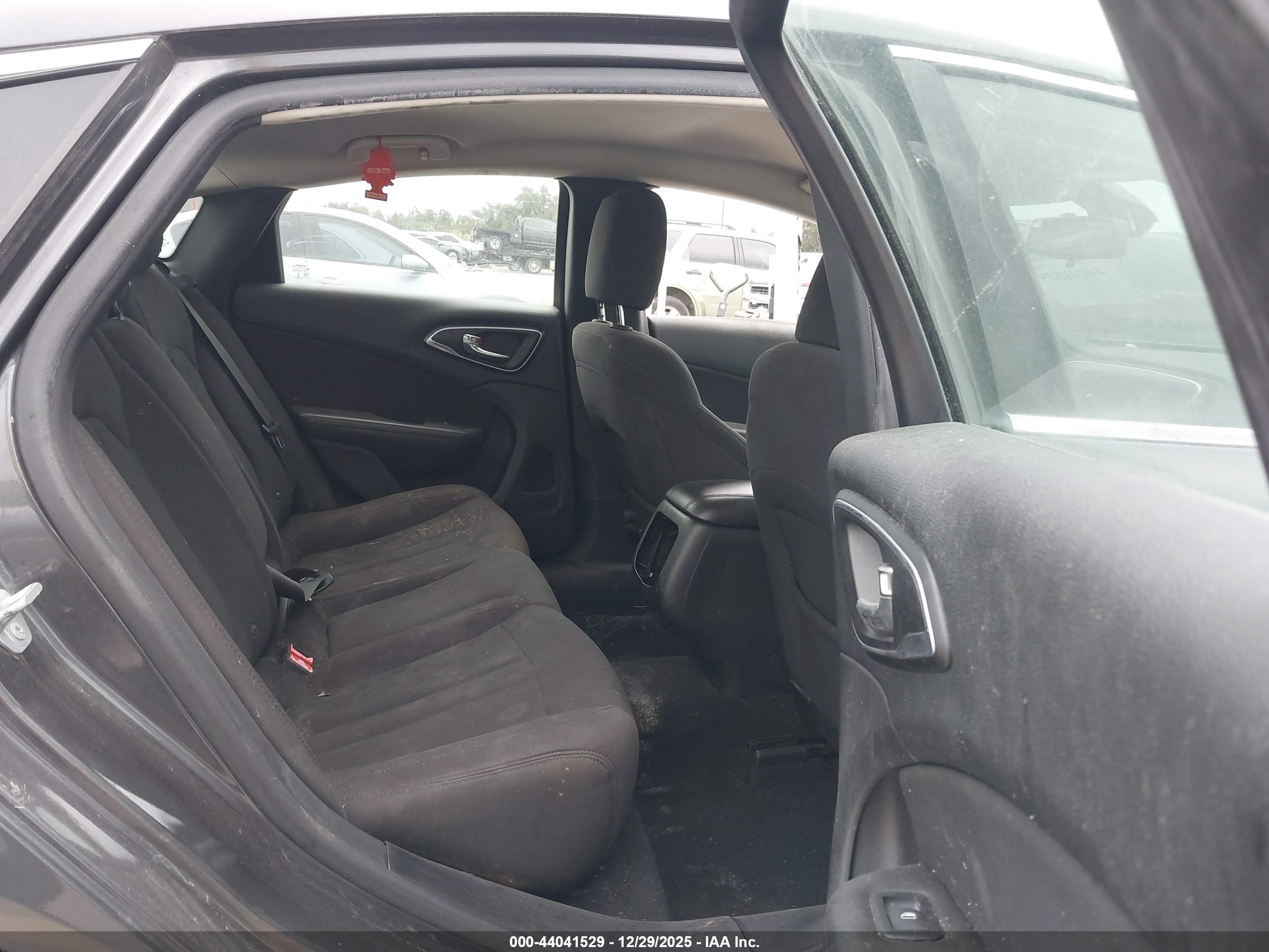 CHRYSLER 200 image 8