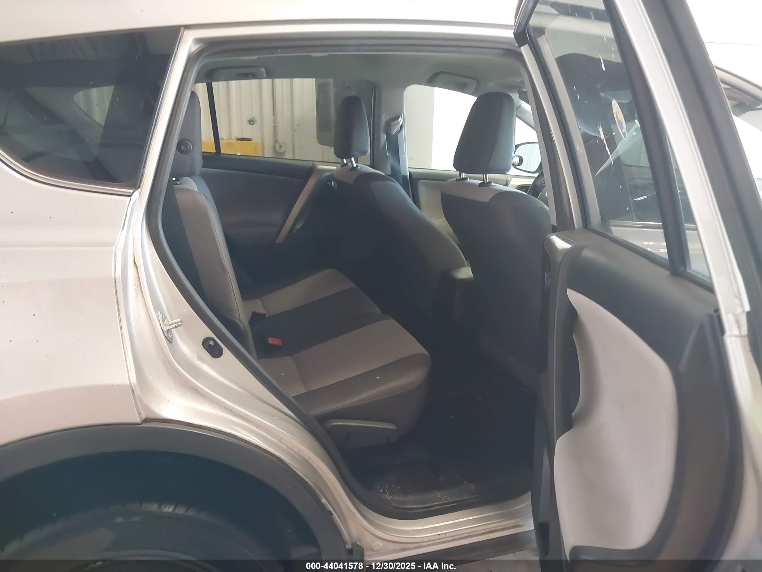 TOYOTA RAV4 image 8