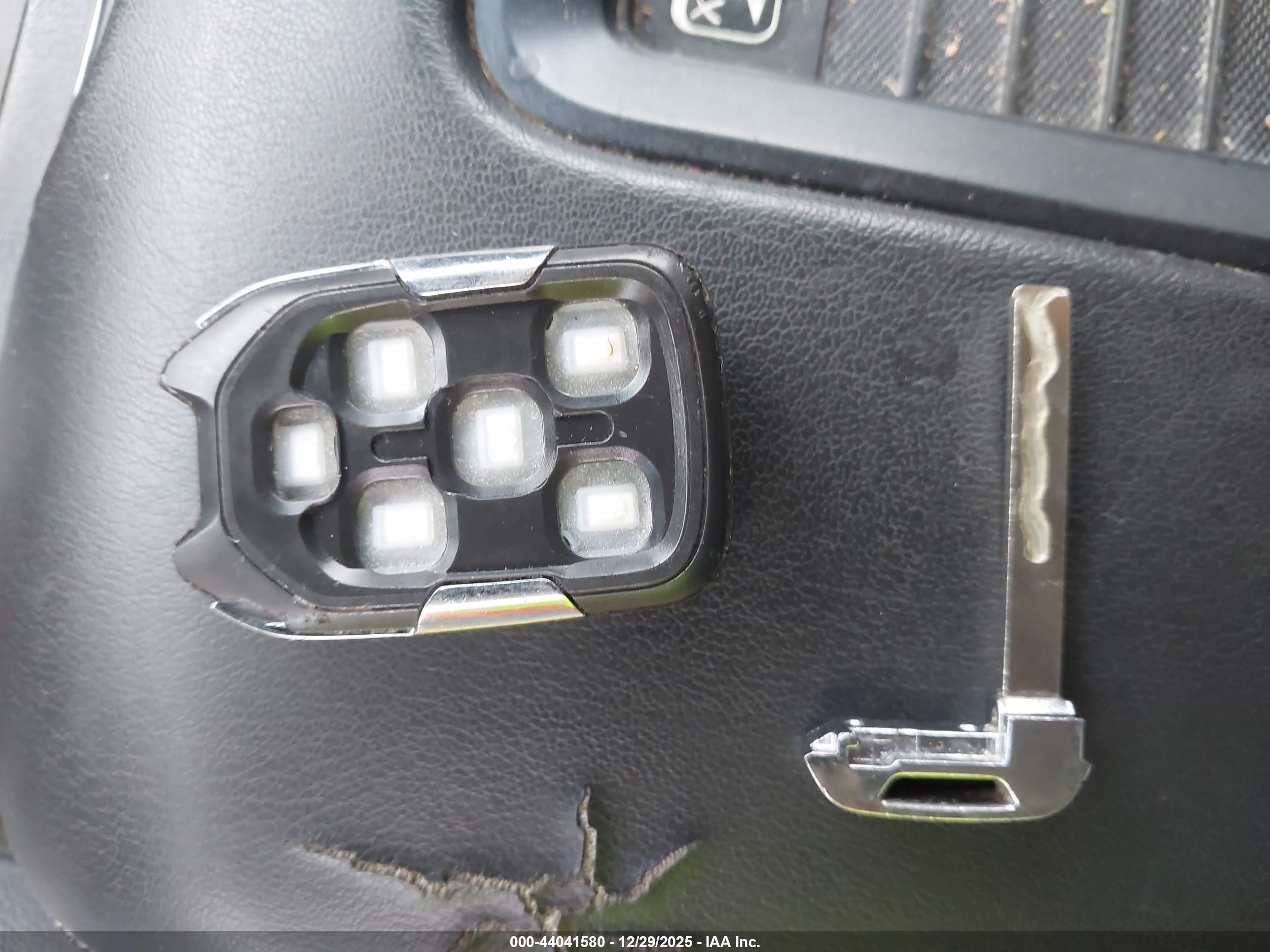 CHEVROLET SUBURBAN image 11