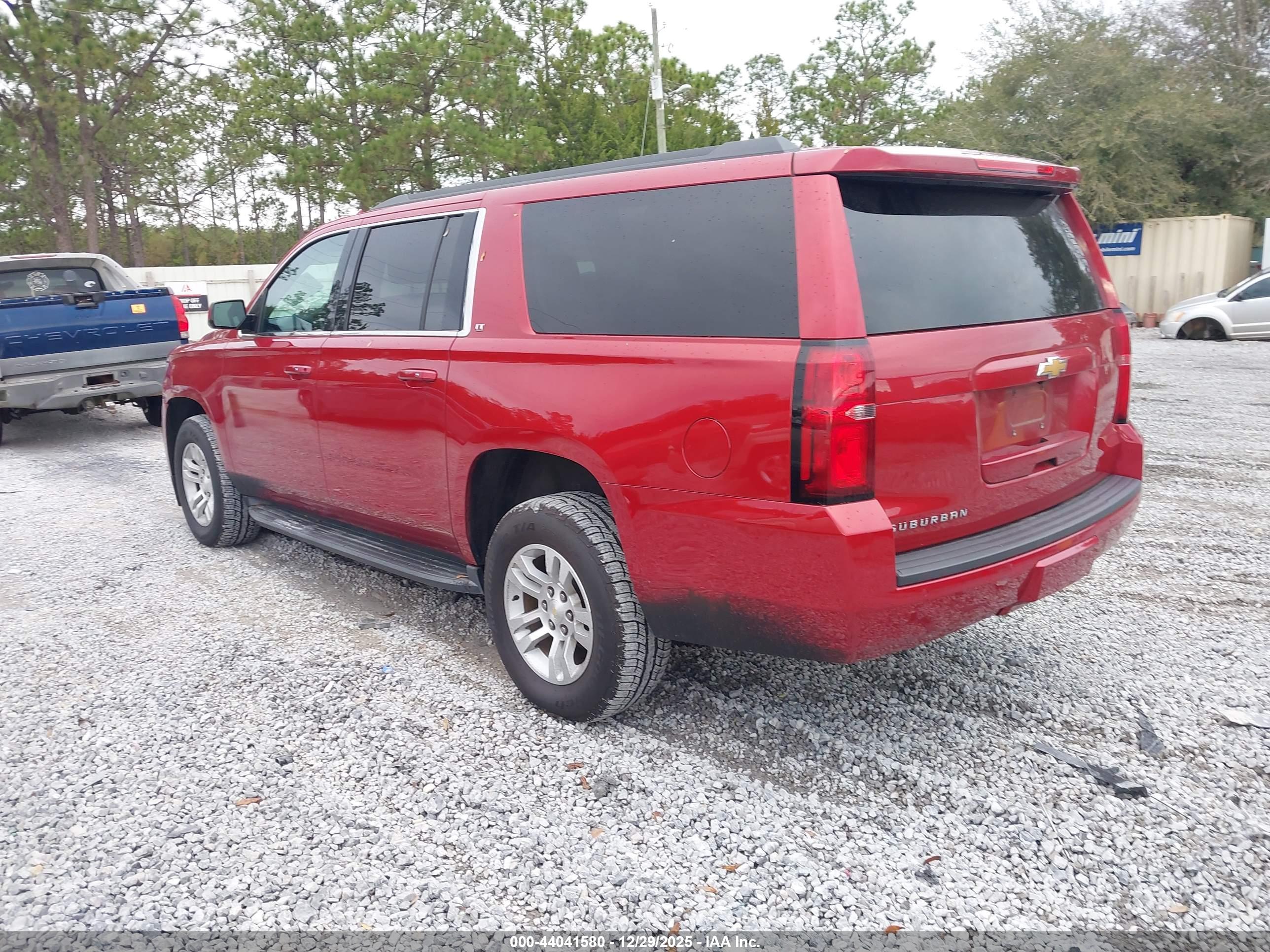 CHEVROLET SUBURBAN image 3