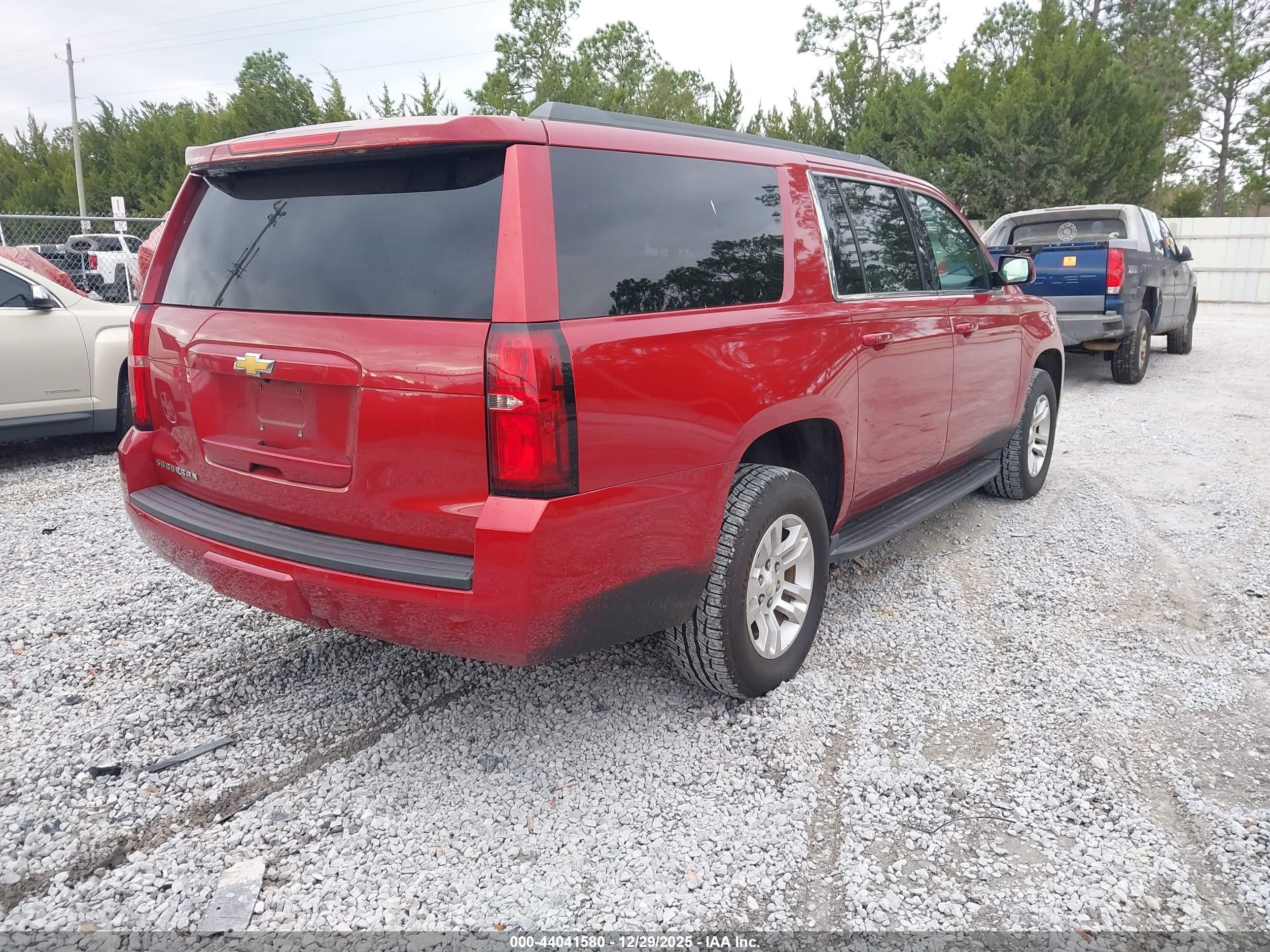 CHEVROLET SUBURBAN image 4