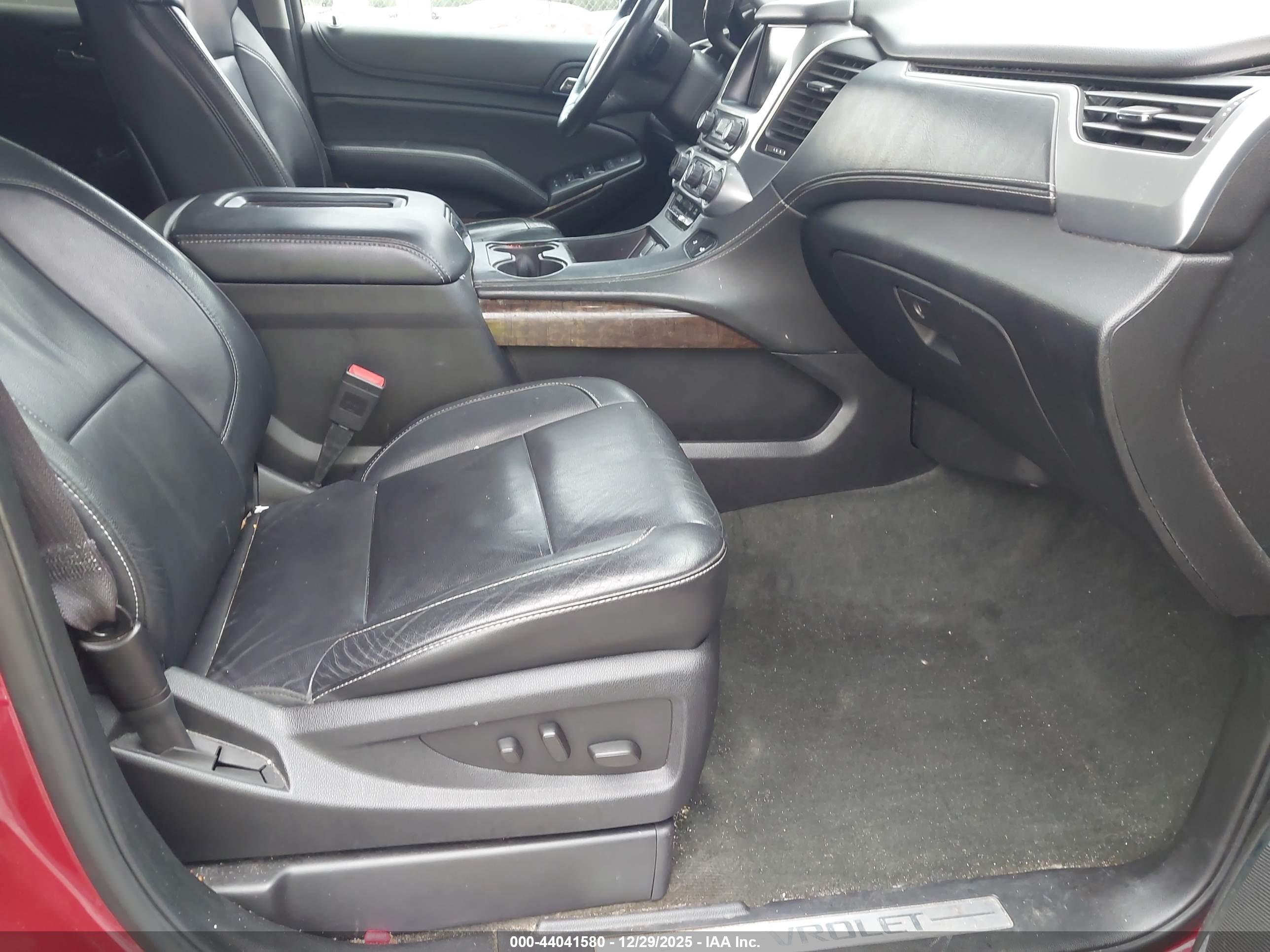 CHEVROLET SUBURBAN image 5