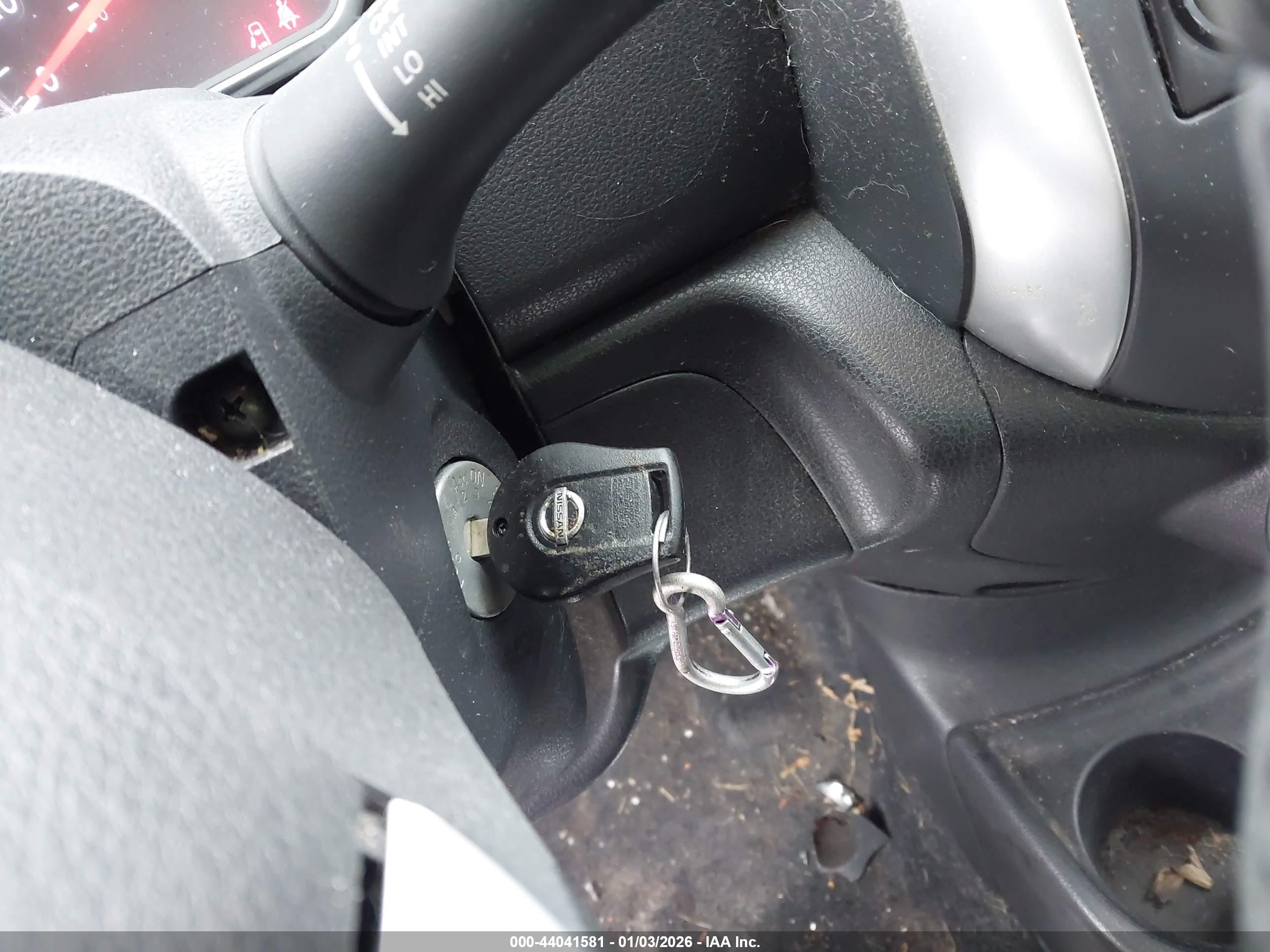NISSAN VERSA image 11