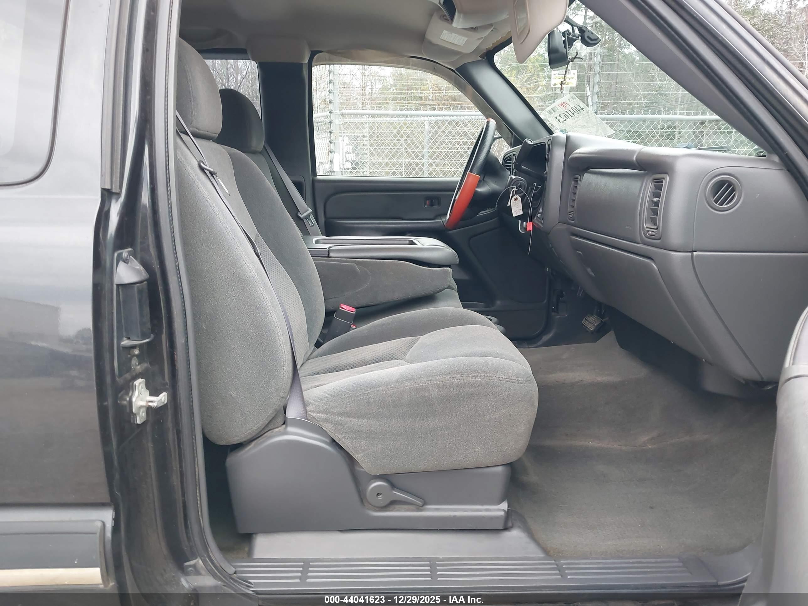 CHEVROLET SILVERADO image 5