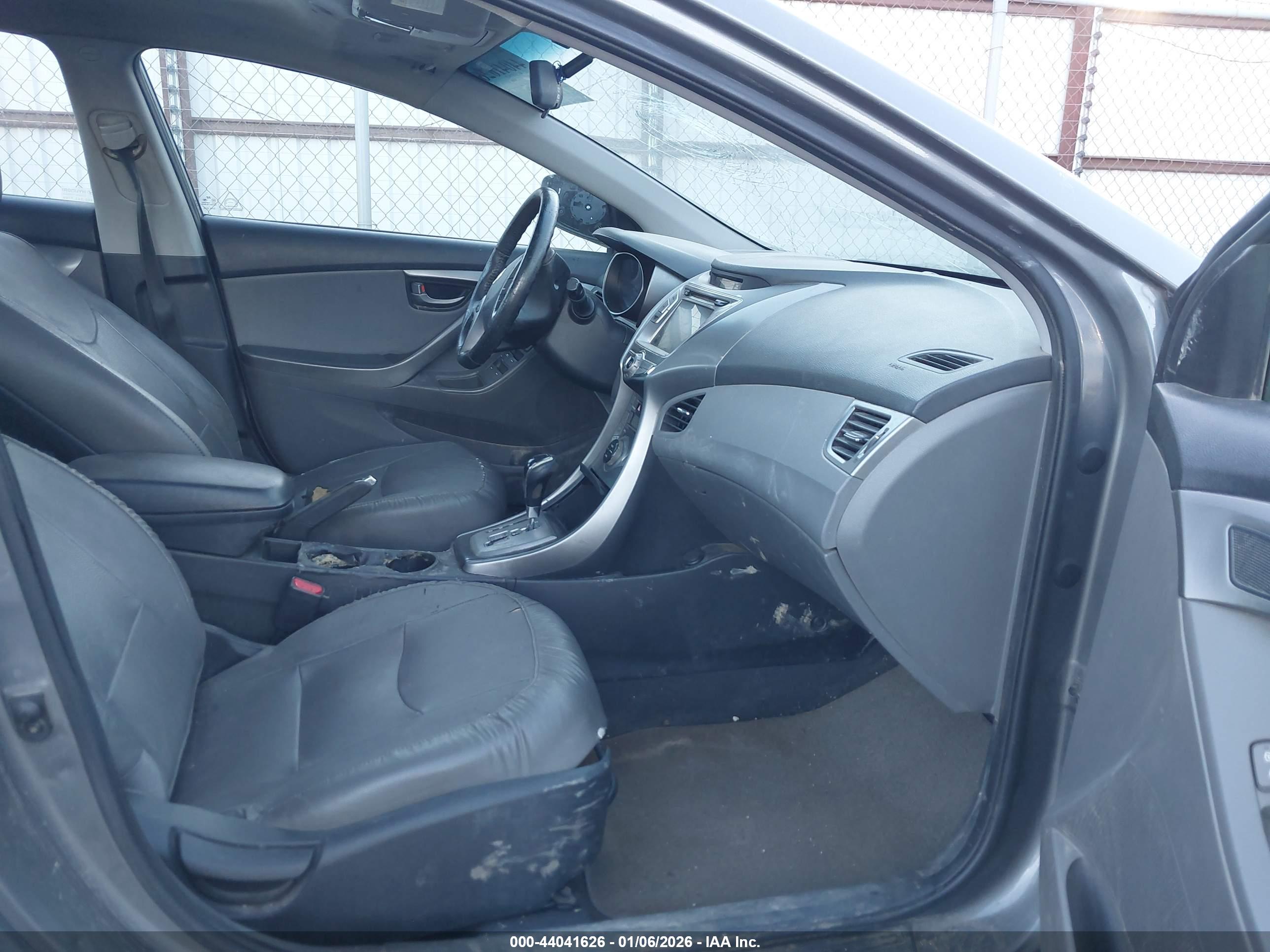 HYUNDAI ELANTRA image 5