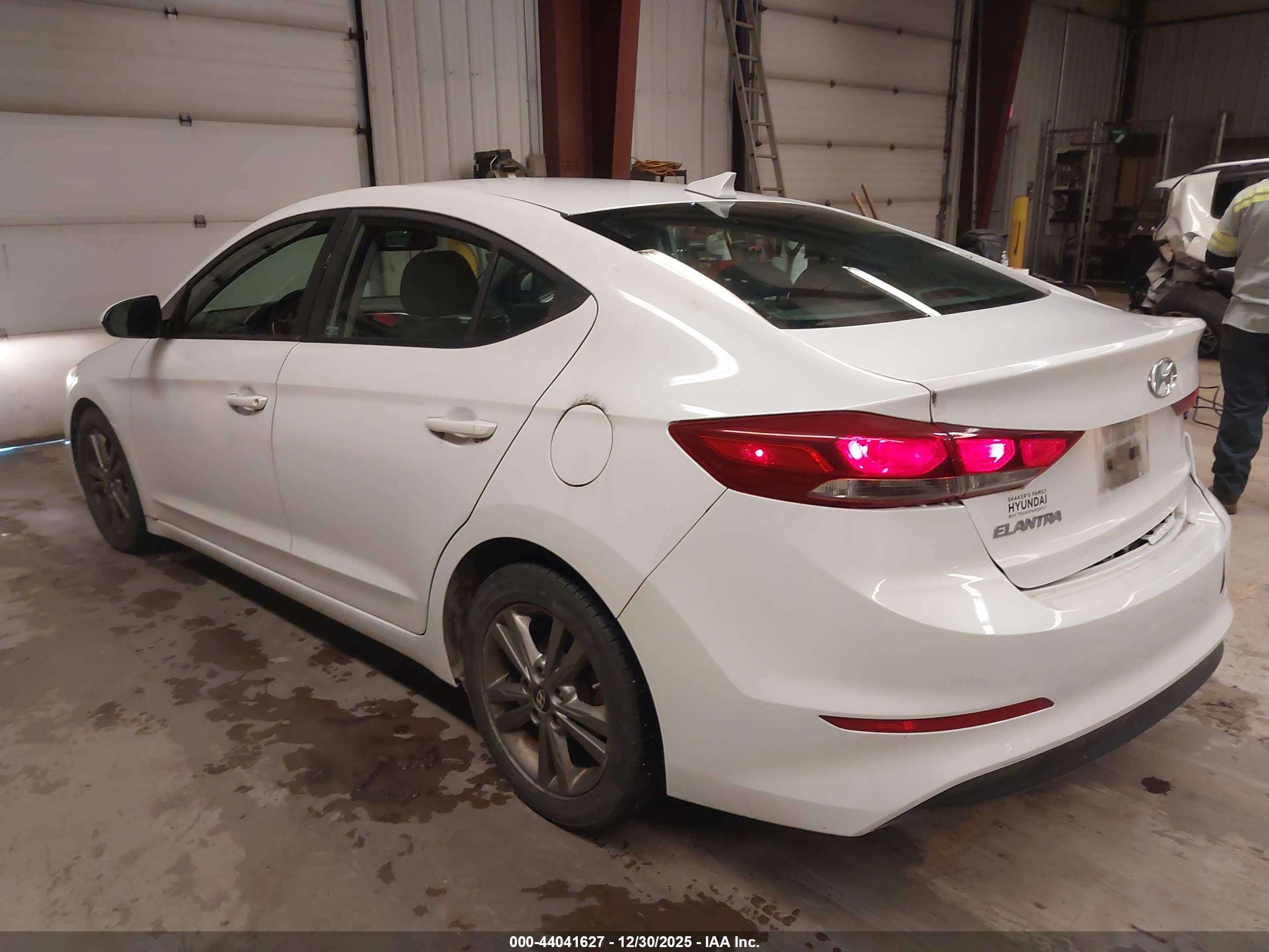 HYUNDAI ELANTRA image 3