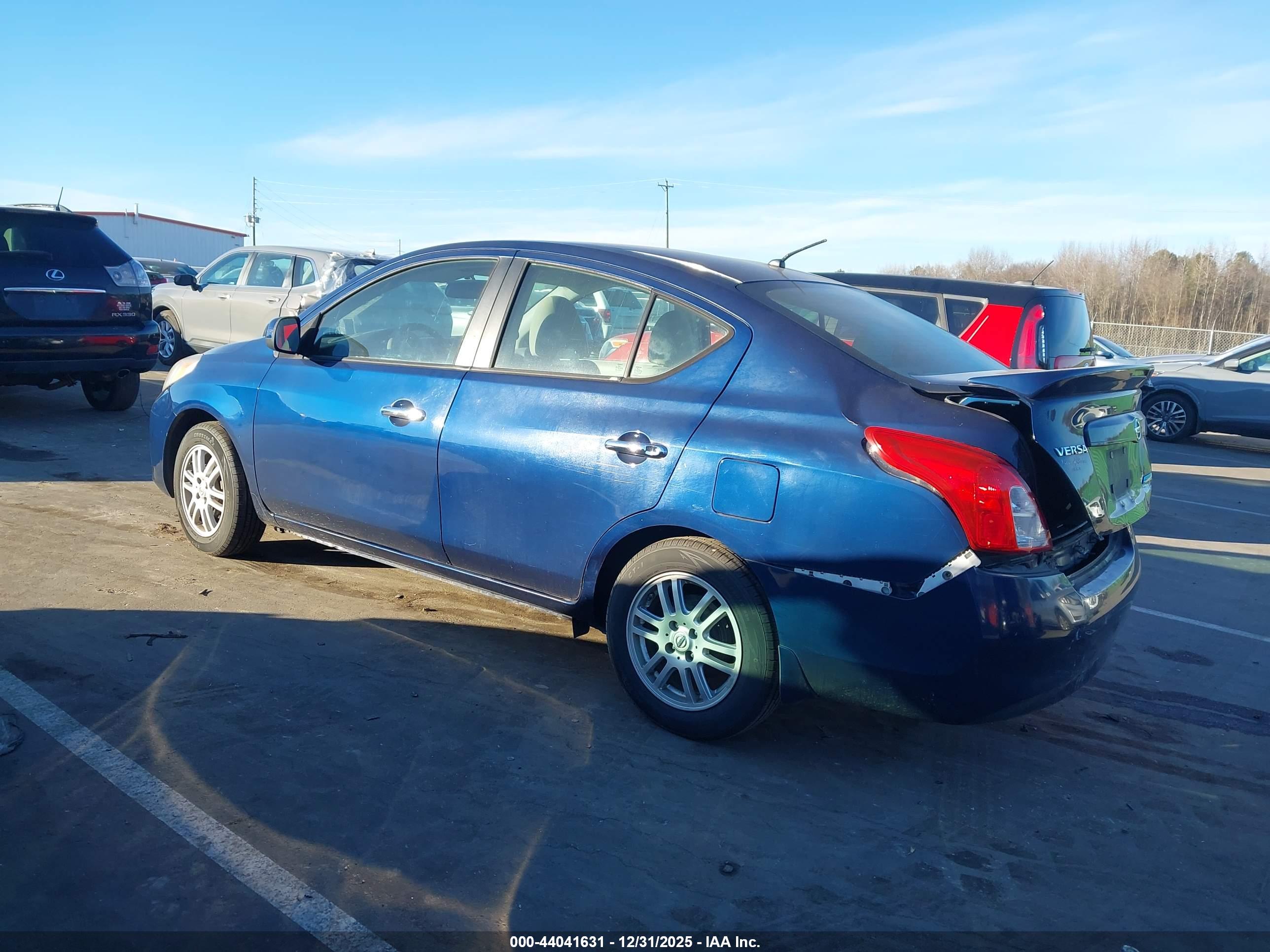 NISSAN VERSA image 3