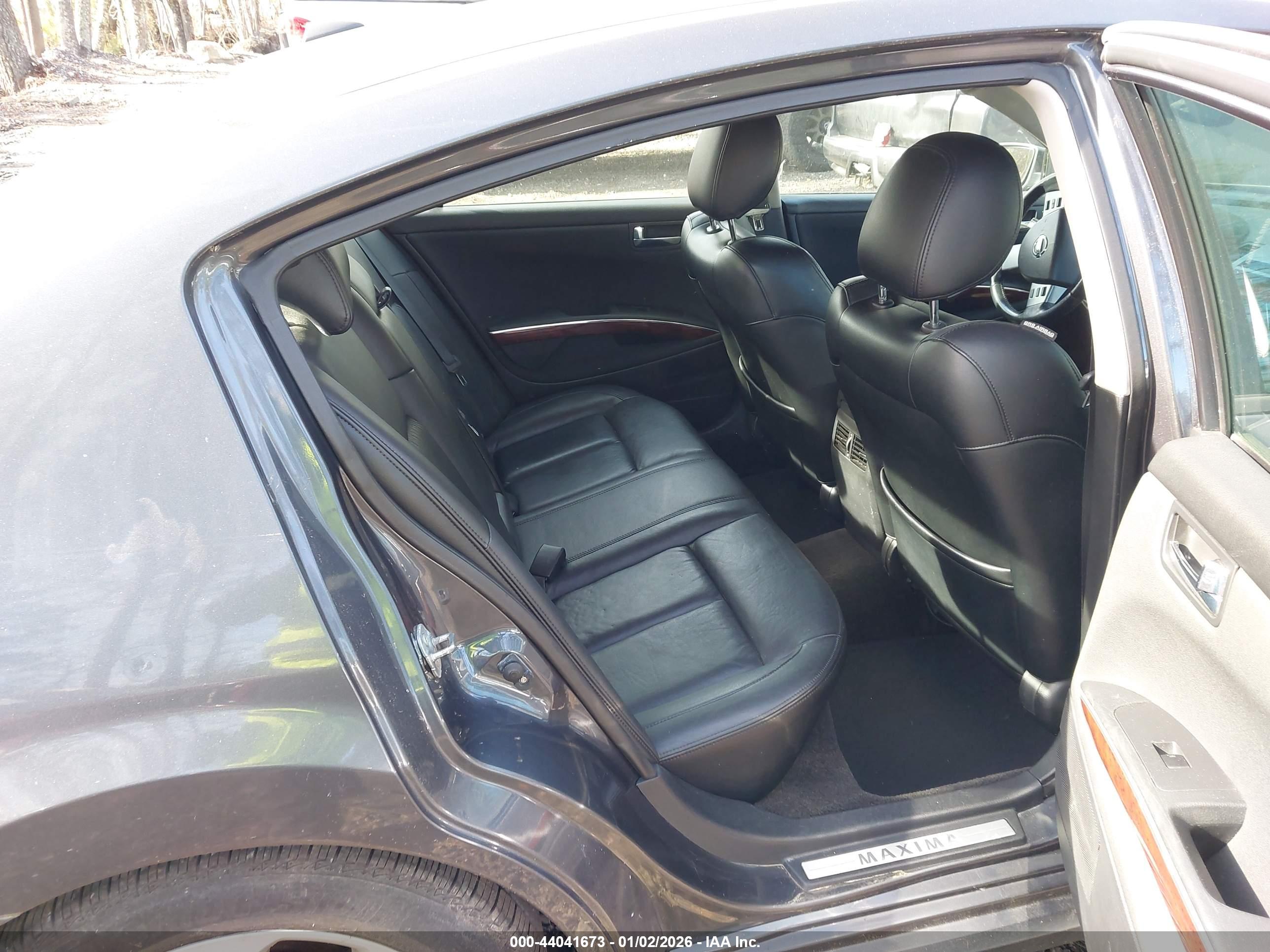 NISSAN MAXIMA image 8