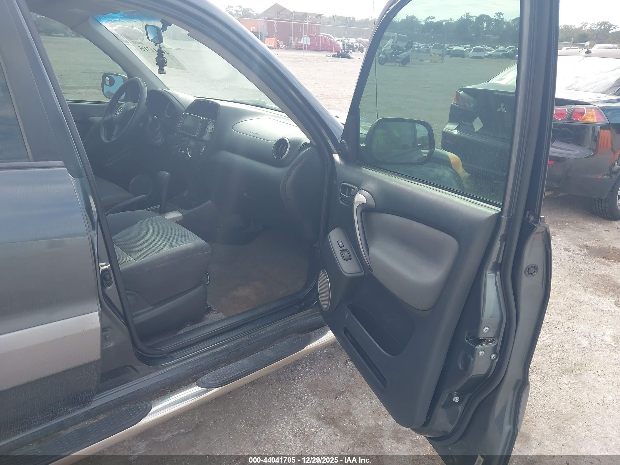 TOYOTA RAV4 image 5