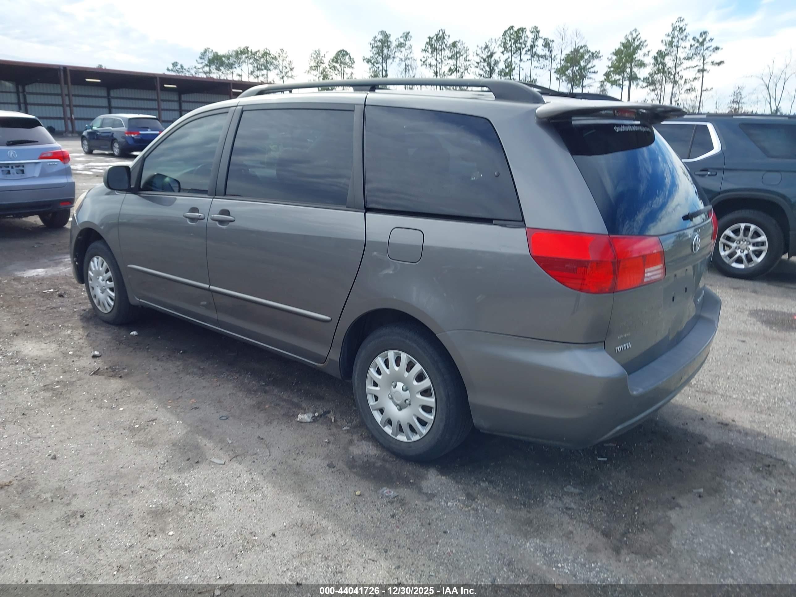 TOYOTA SIENNA image 3