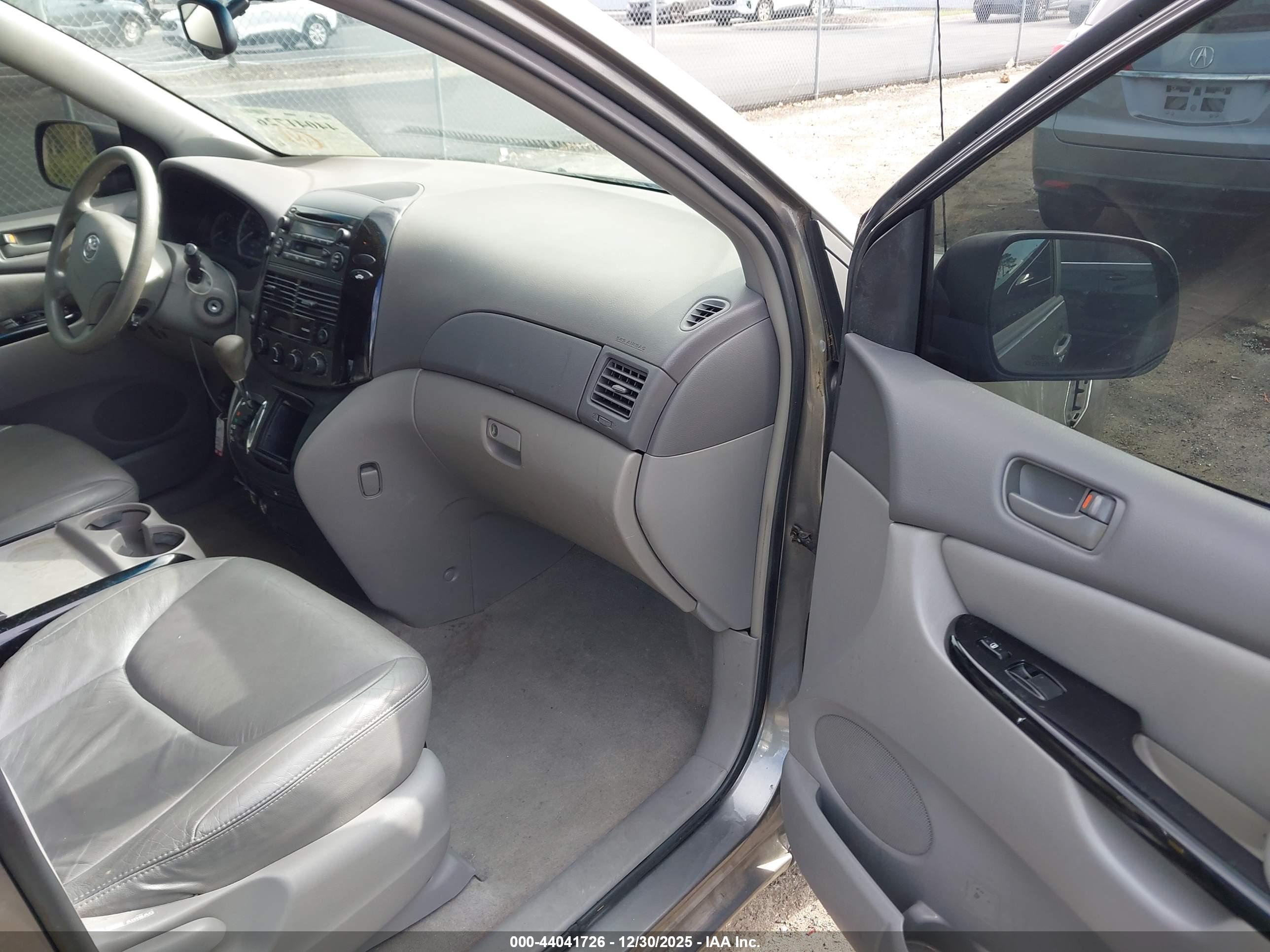 TOYOTA SIENNA image 5