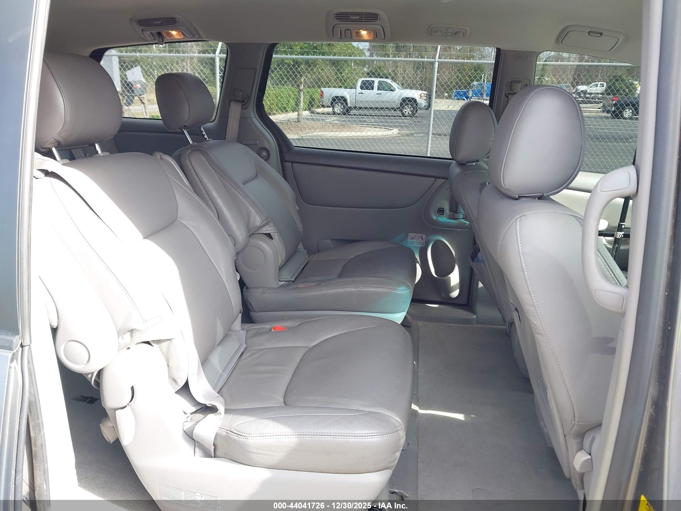 TOYOTA SIENNA image 8