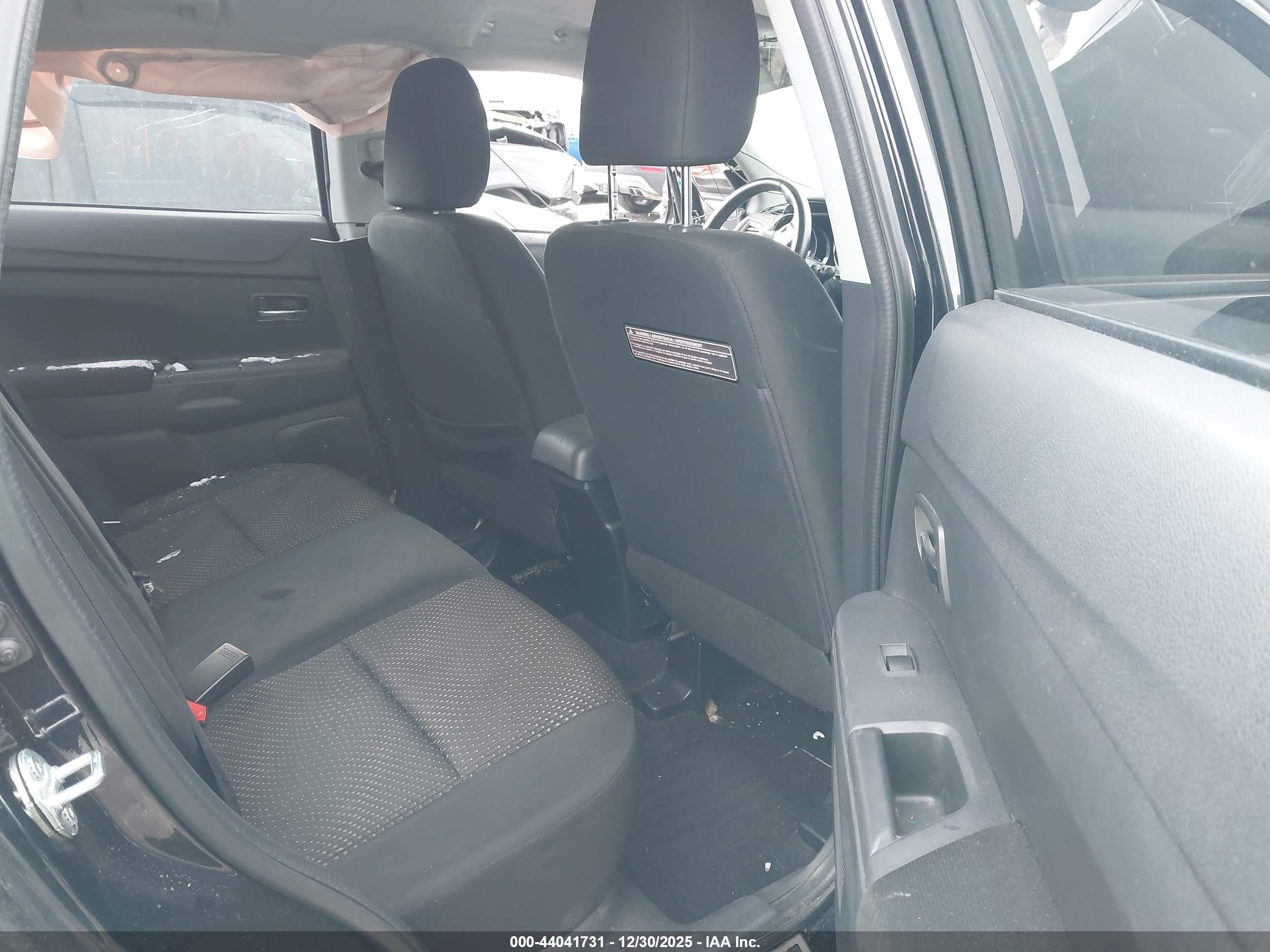 MITSUBISHI OUTLANDER image 8