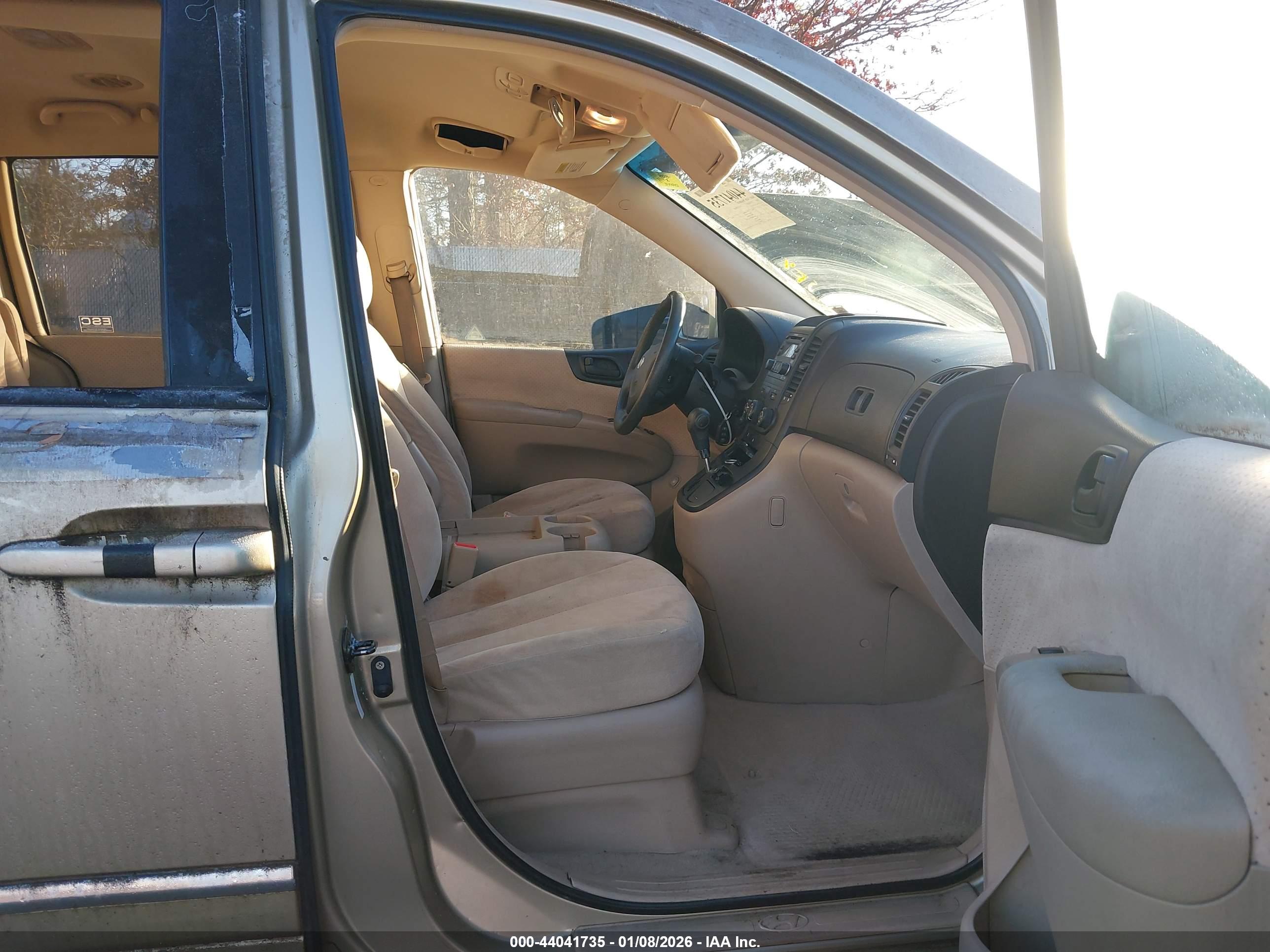 HYUNDAI ENTOURAGE image 5