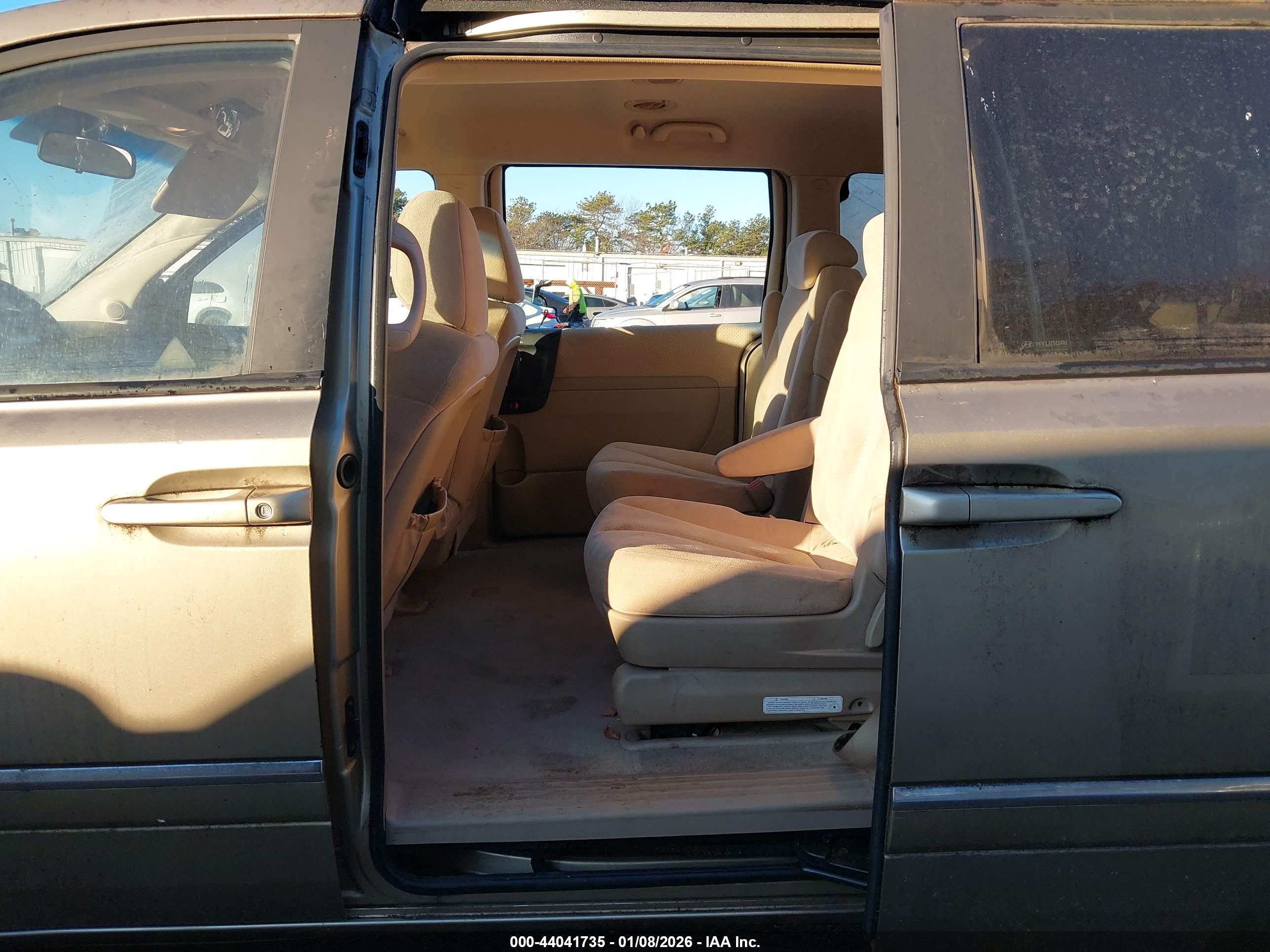 HYUNDAI ENTOURAGE image 8