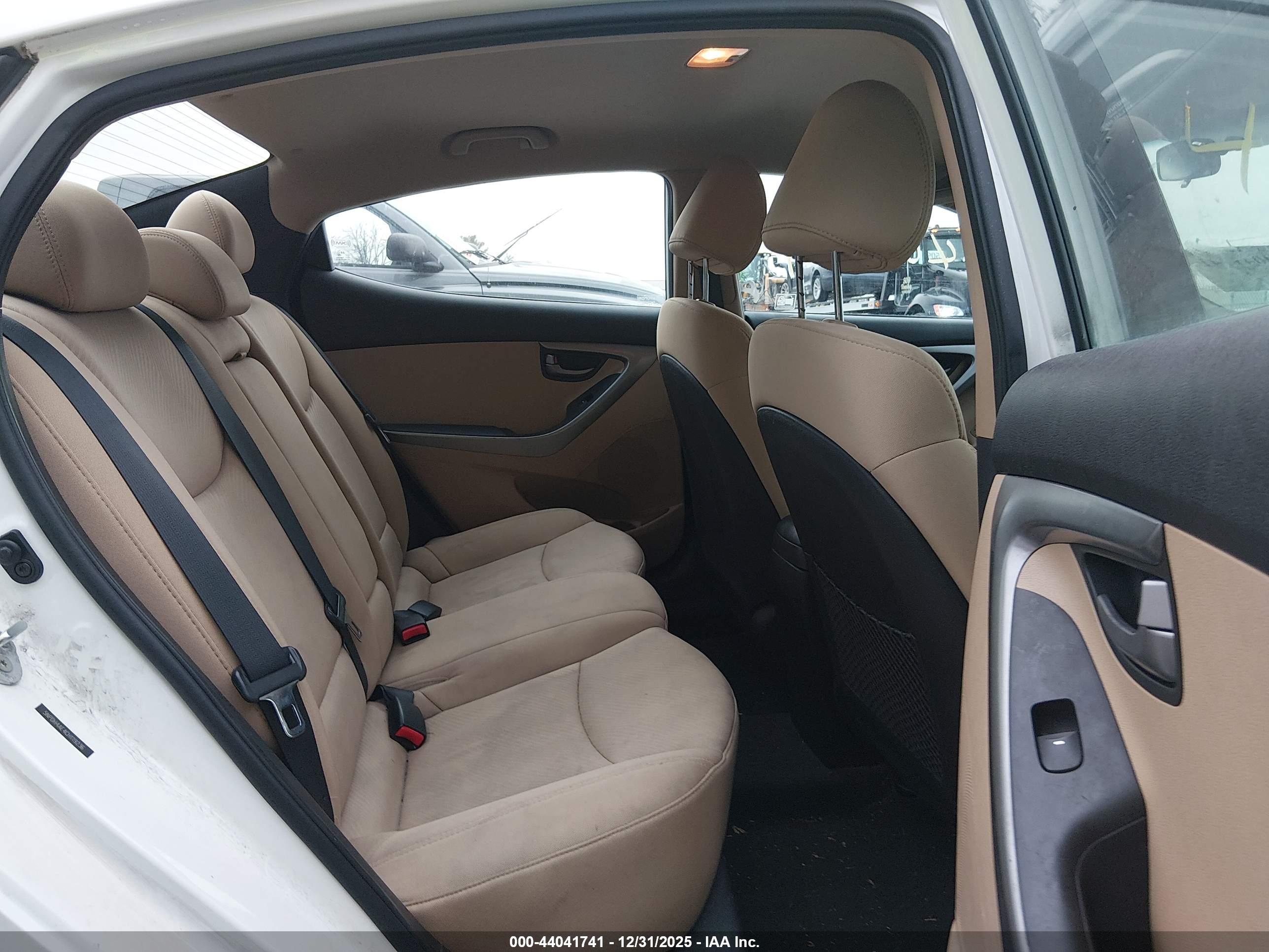HYUNDAI ELANTRA image 8
