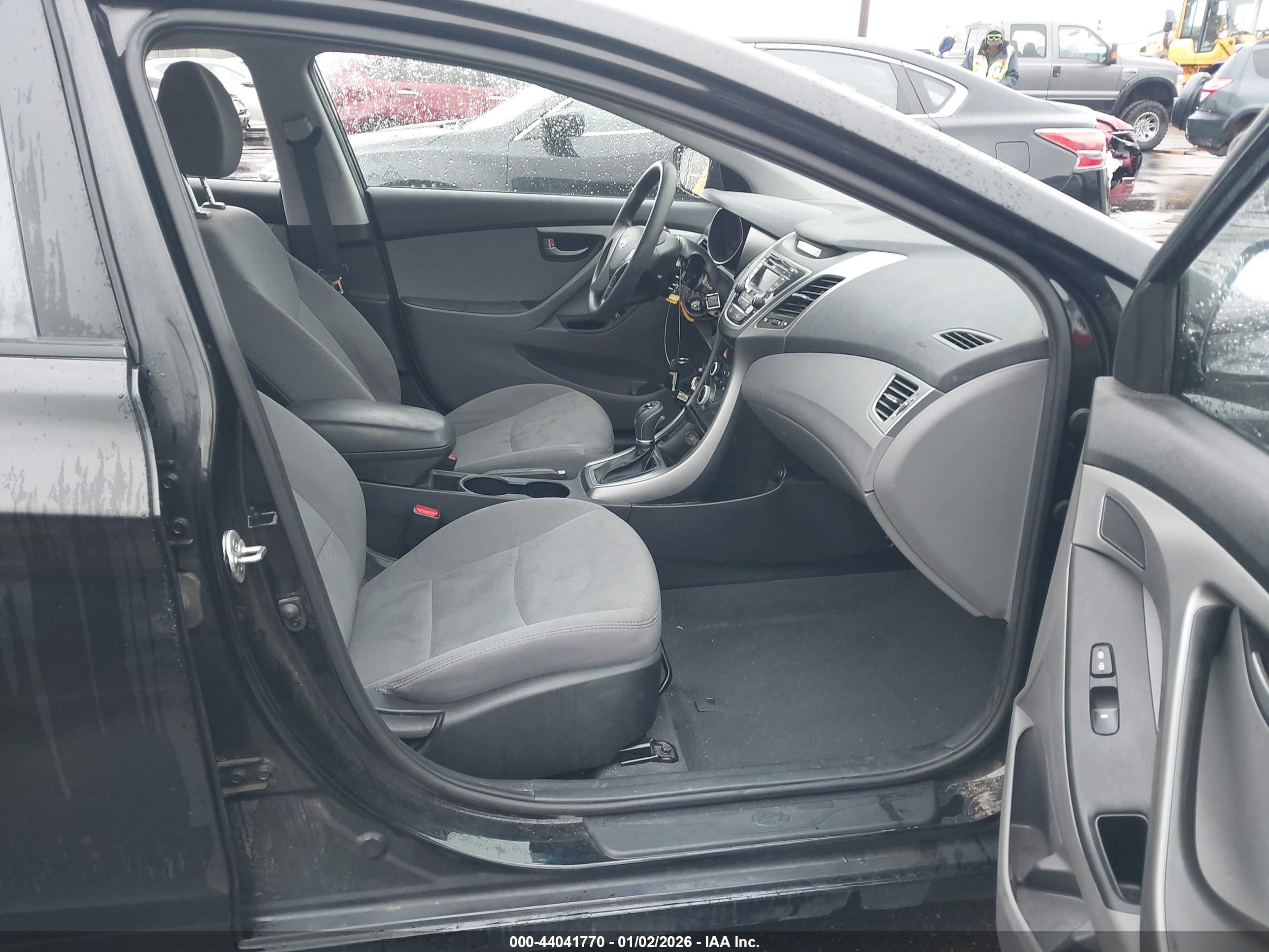 HYUNDAI ELANTRA image 5