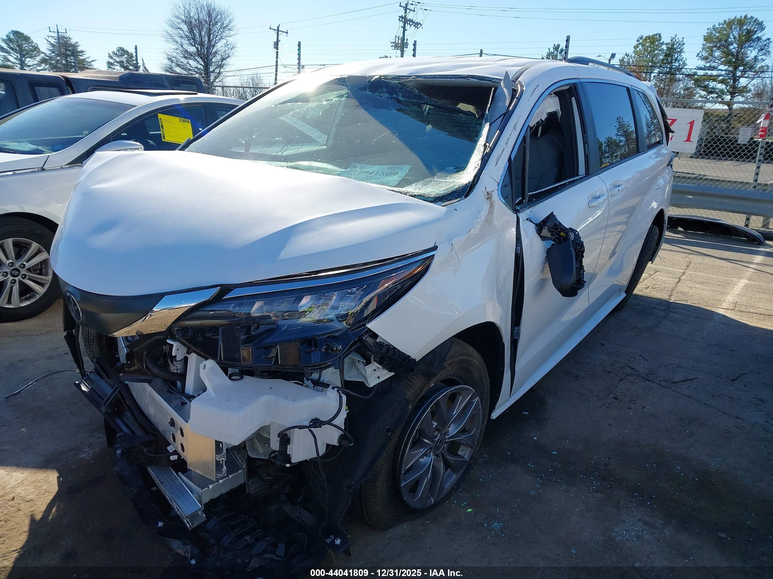 TOYOTA SIENNA image 2