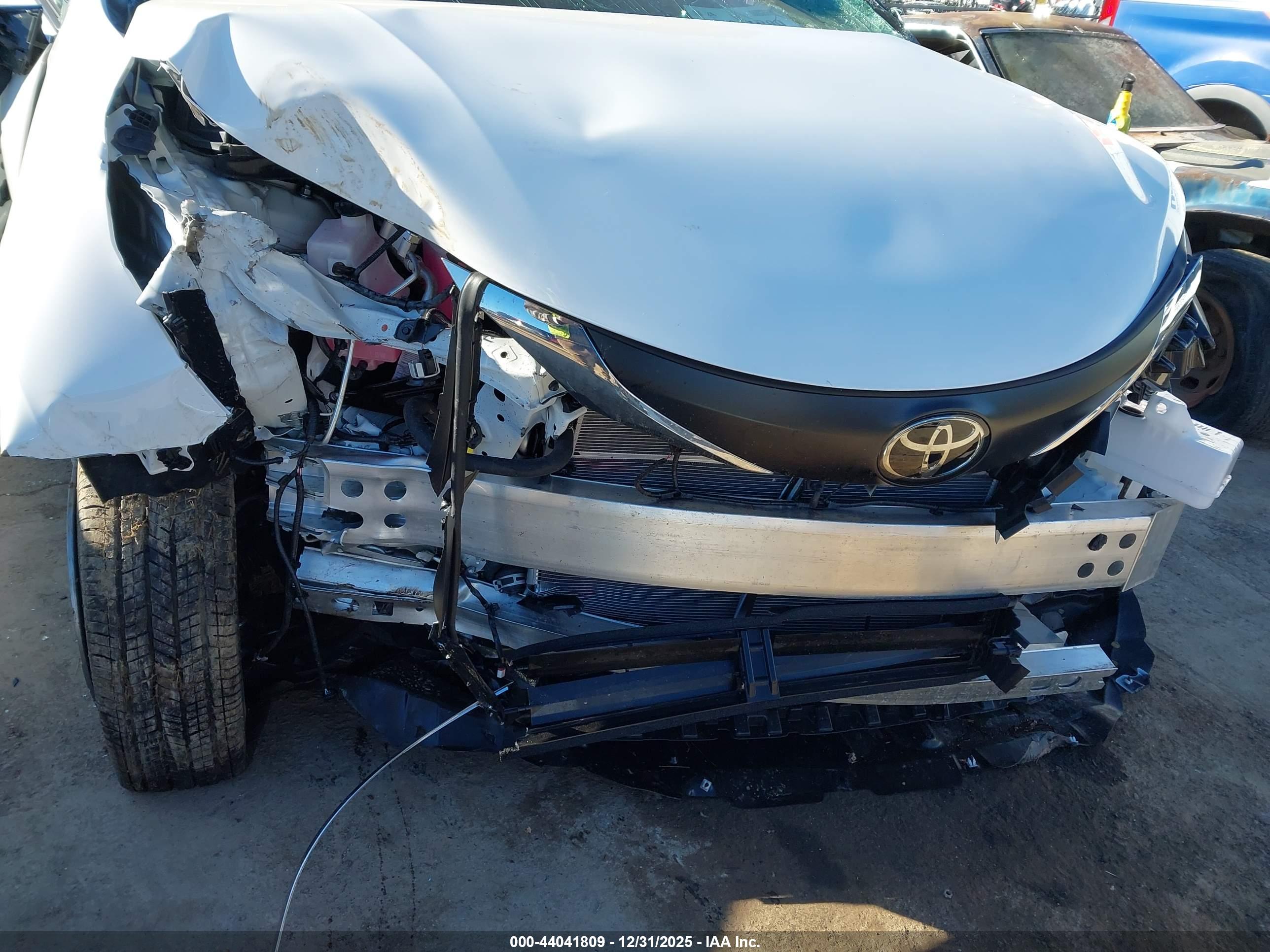 TOYOTA SIENNA image 6