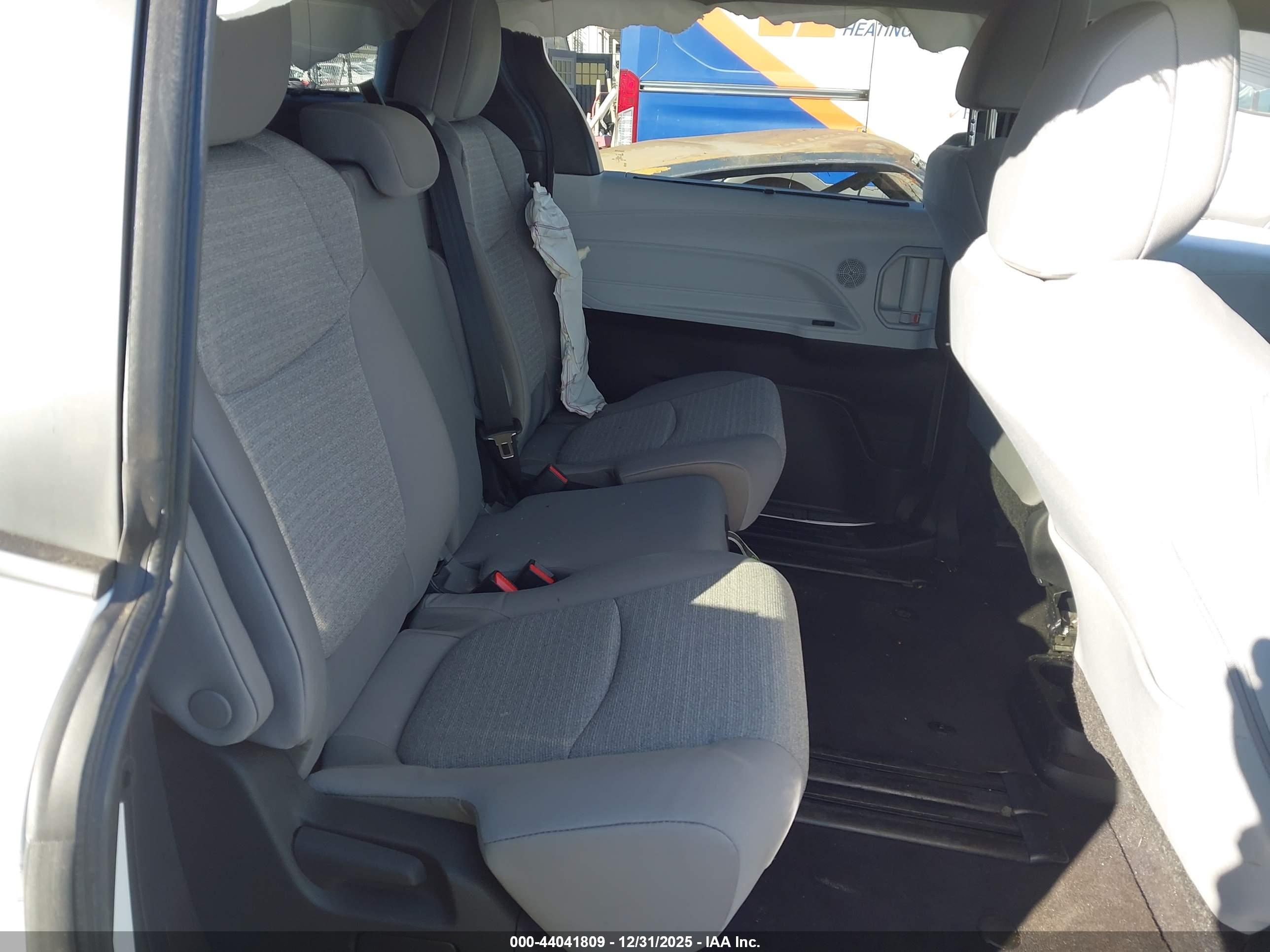 TOYOTA SIENNA image 8