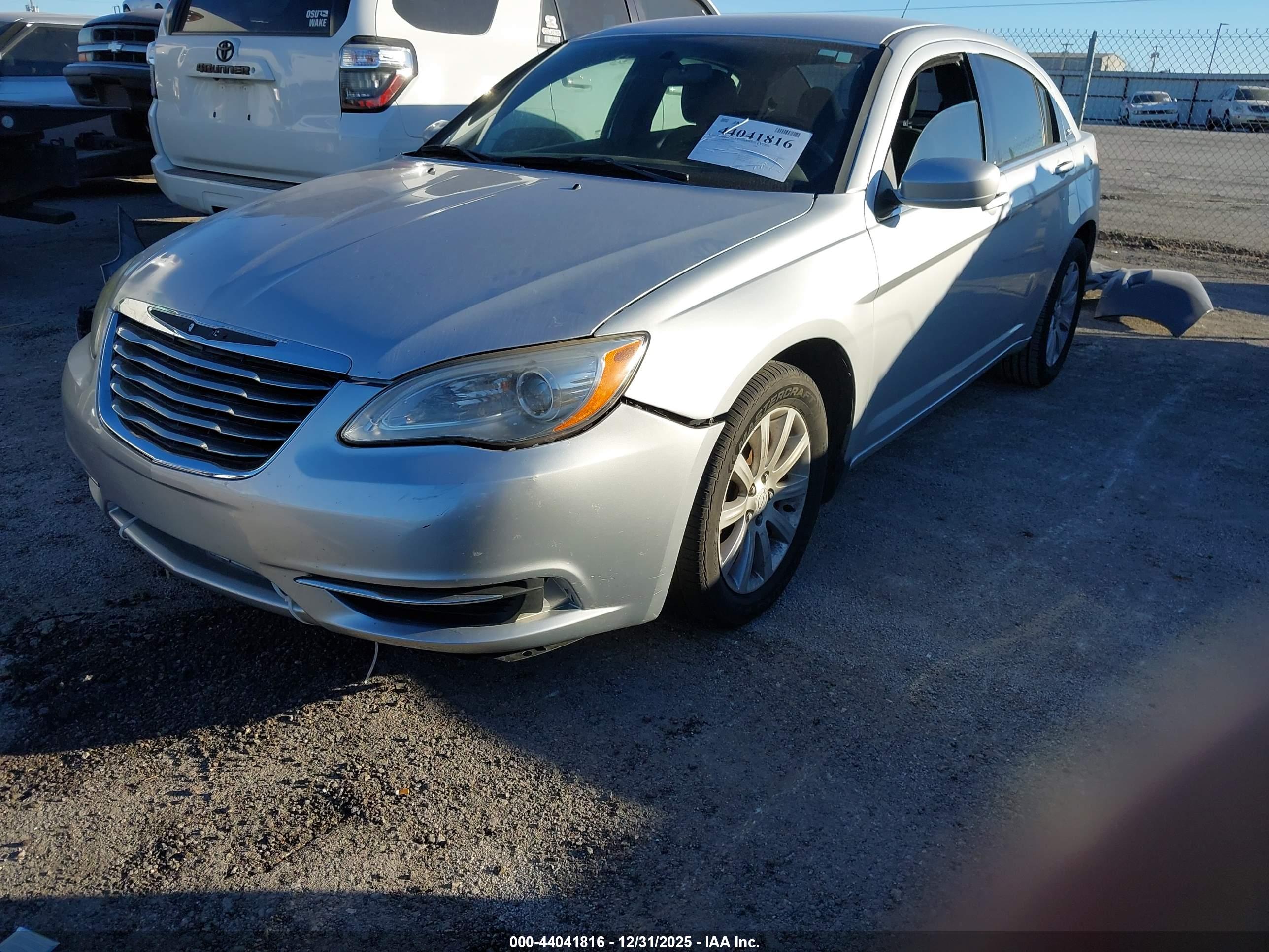 CHRYSLER 200 image 2