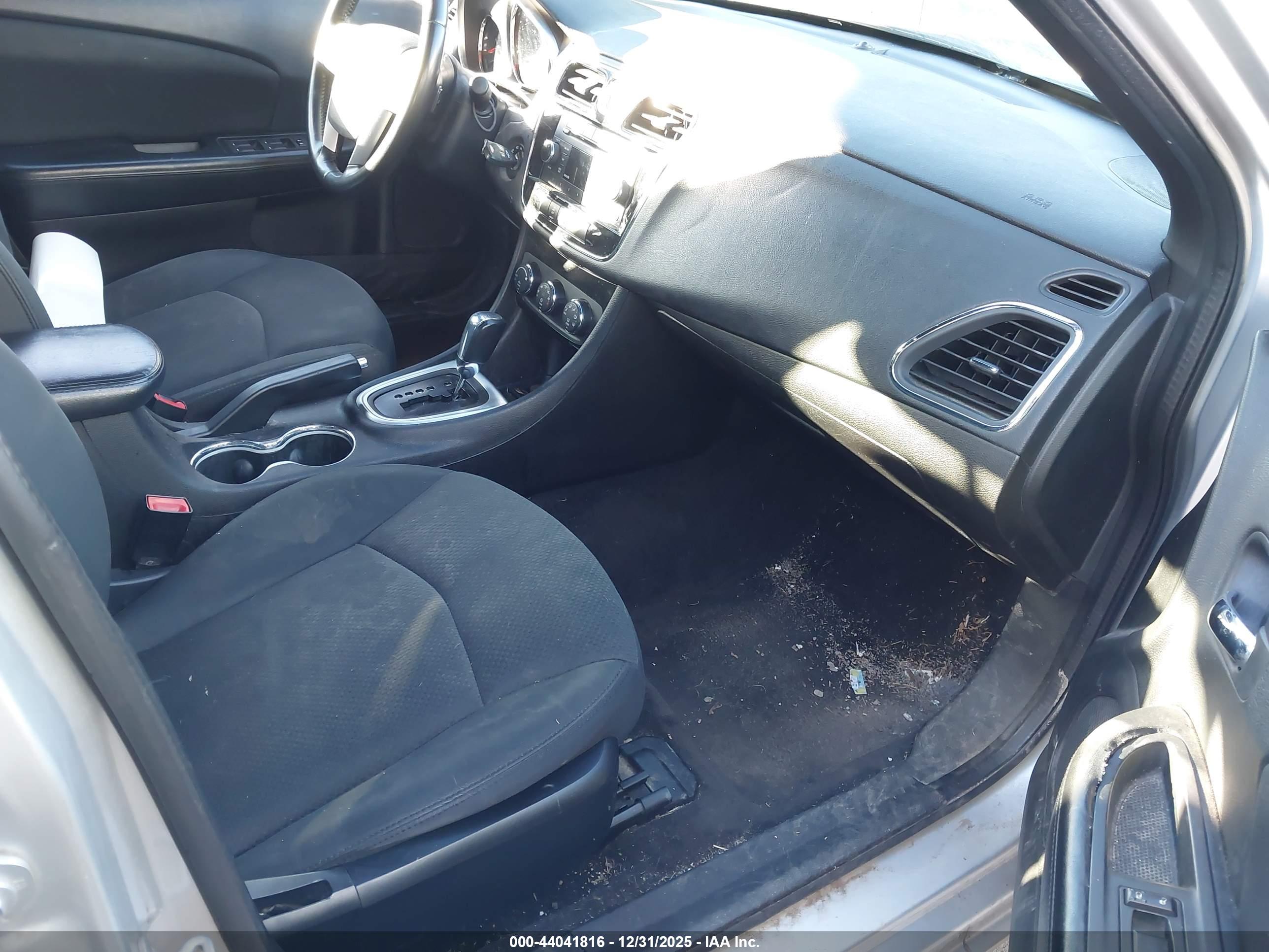CHRYSLER 200 image 5