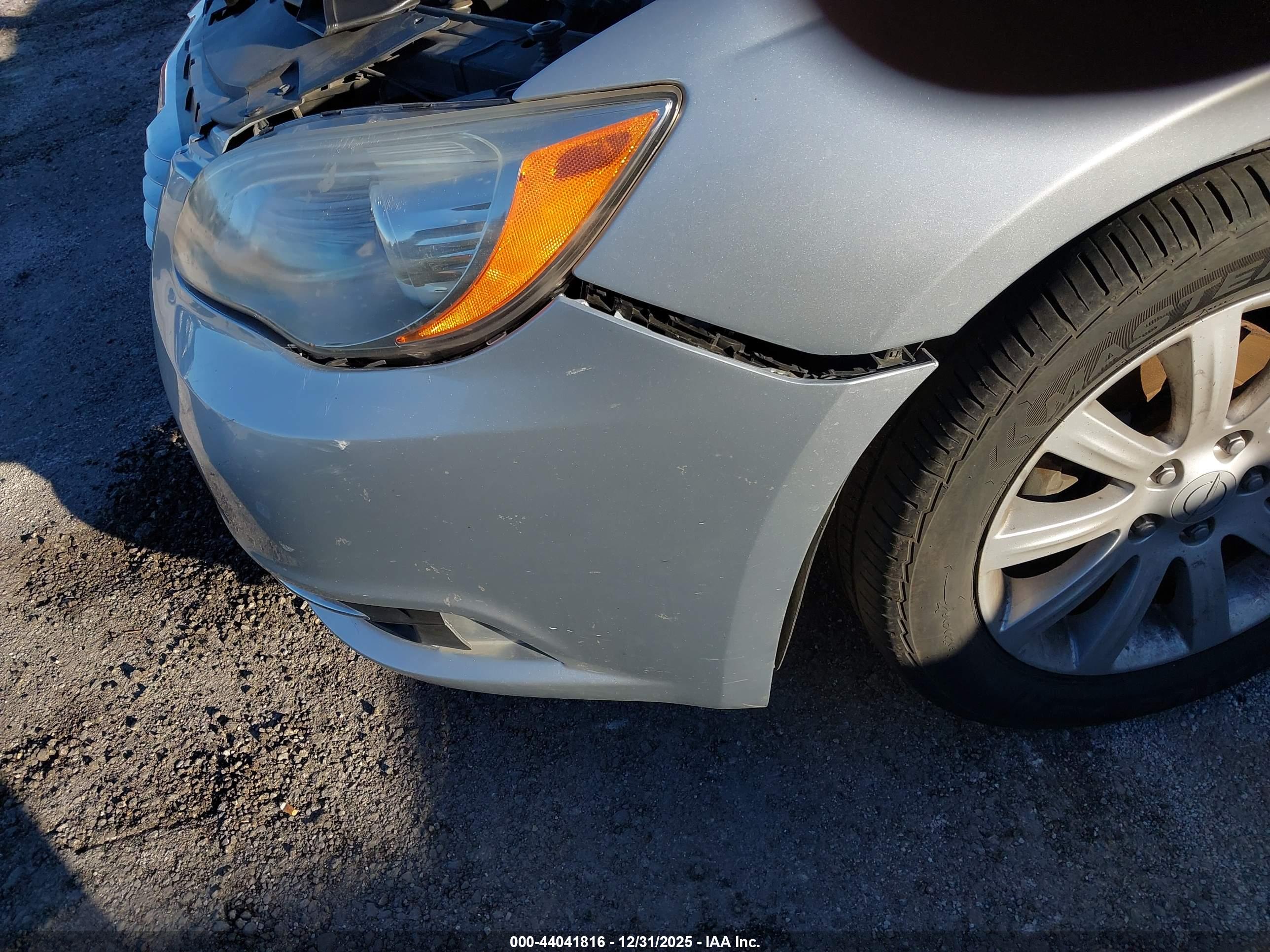 CHRYSLER 200 image 6