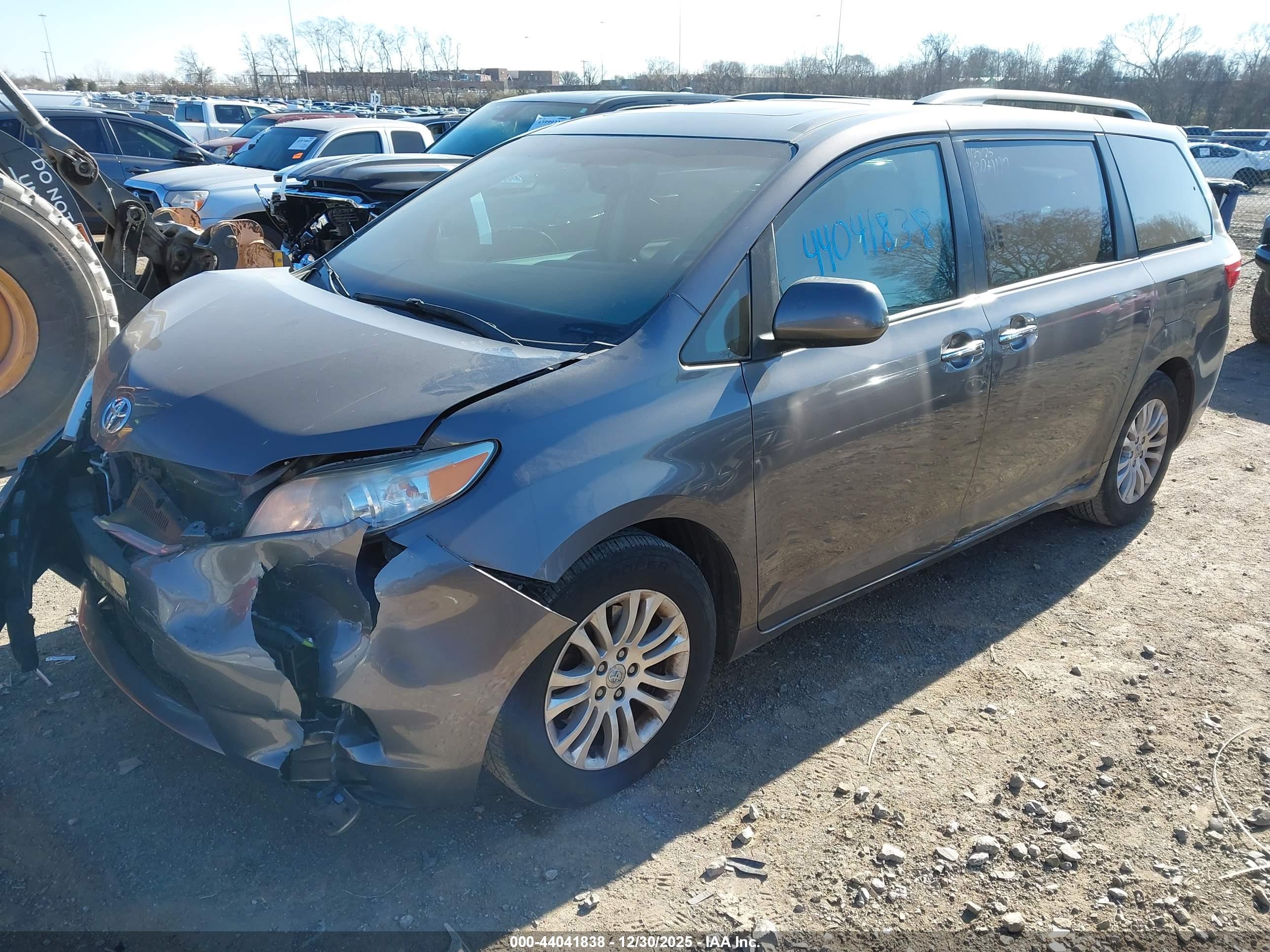 TOYOTA SIENNA image 2