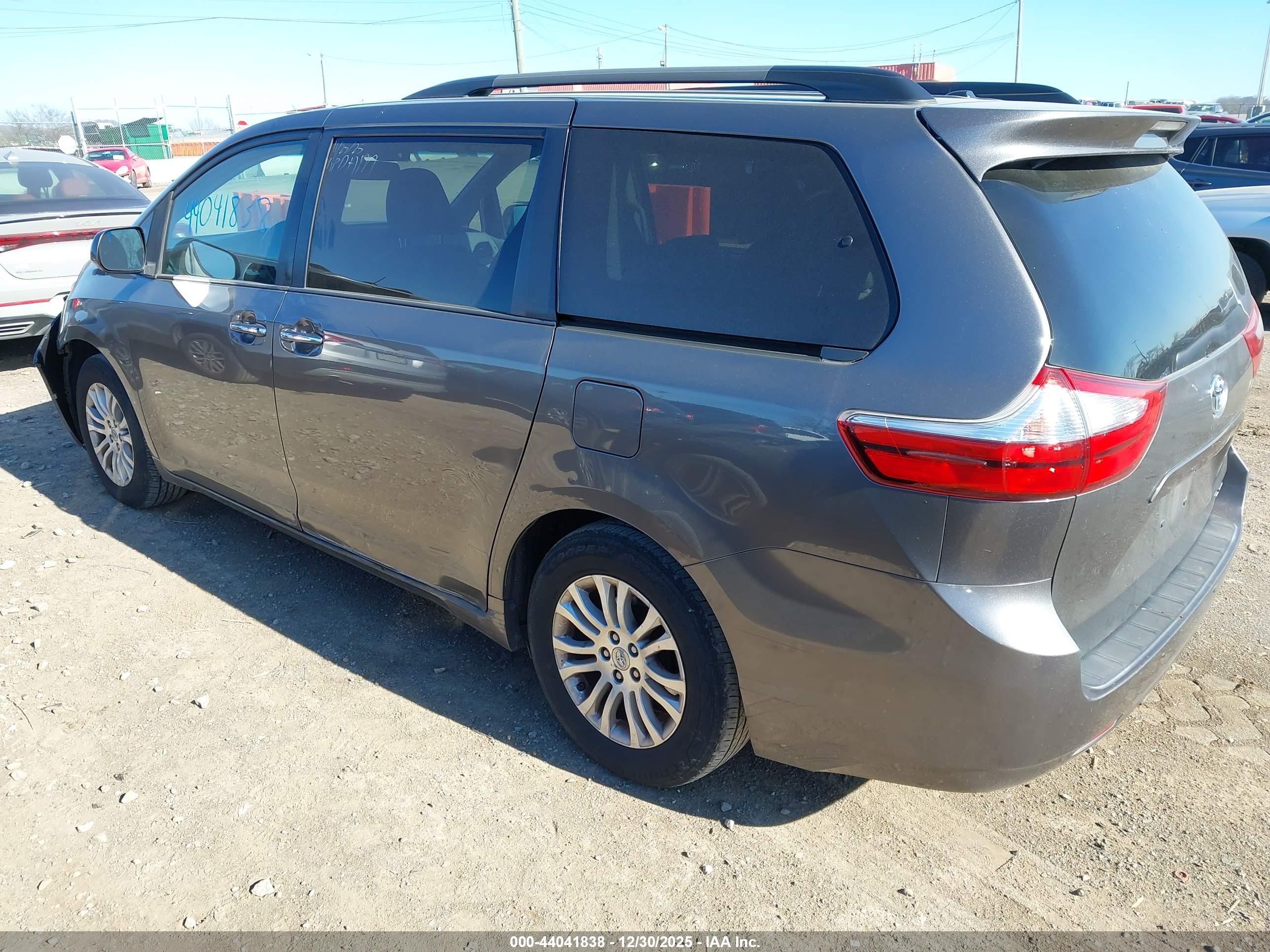 TOYOTA SIENNA image 3