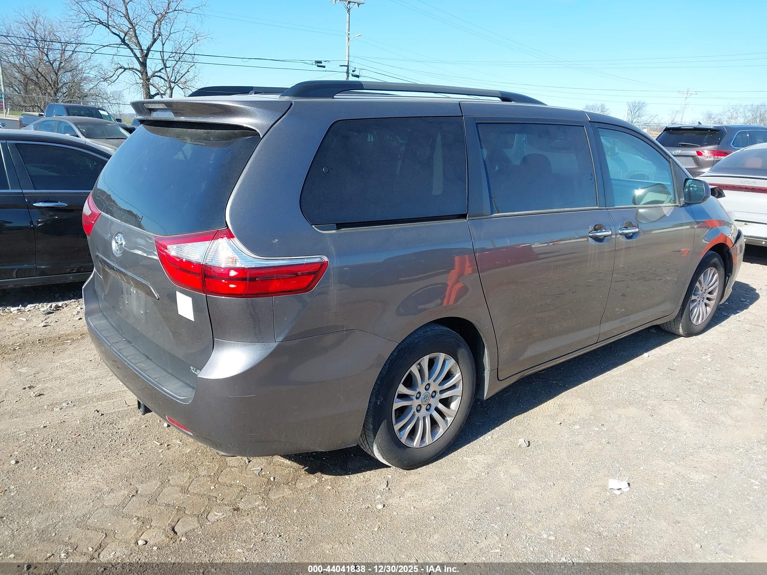 TOYOTA SIENNA image 4