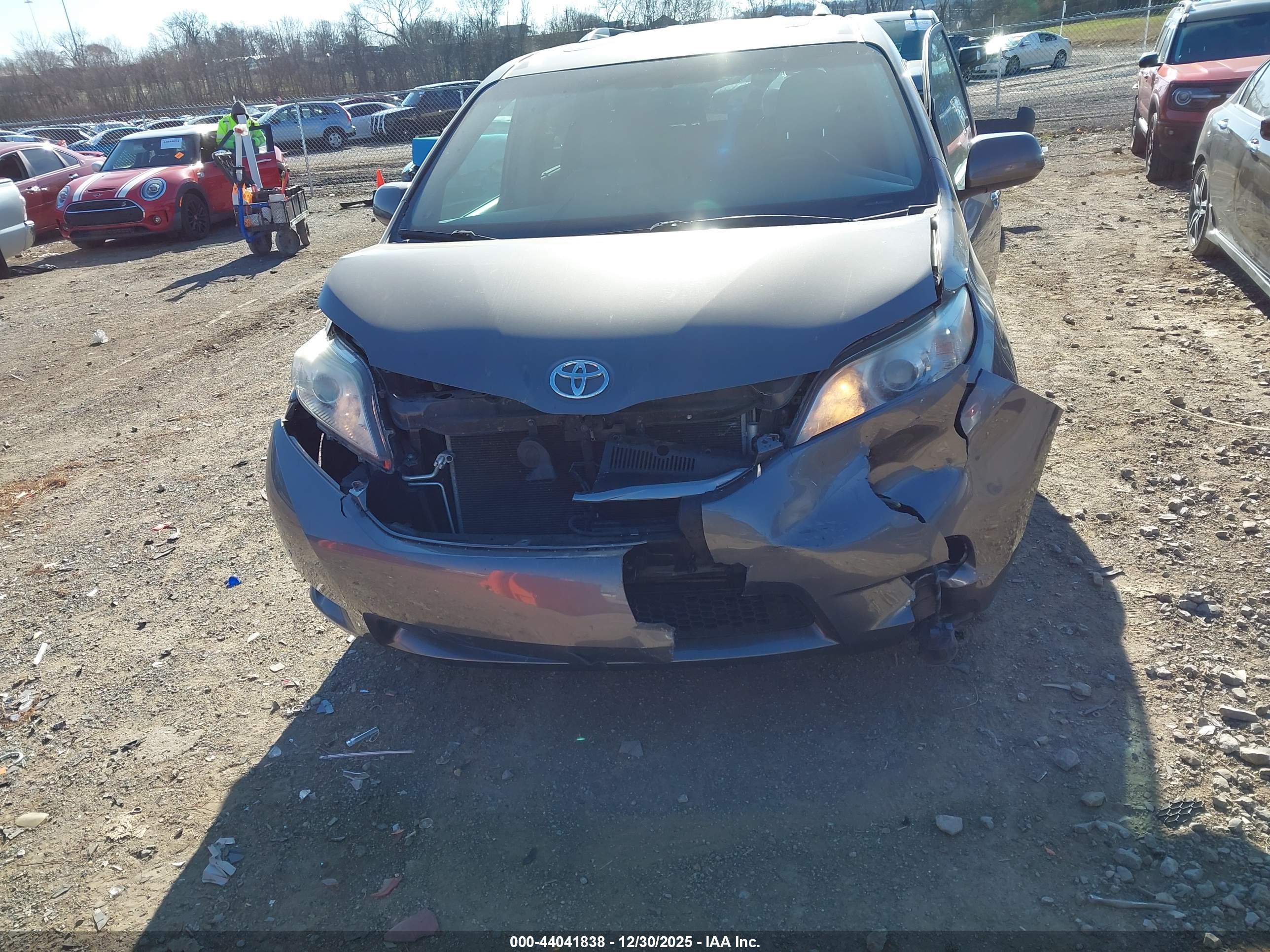 TOYOTA SIENNA image 6