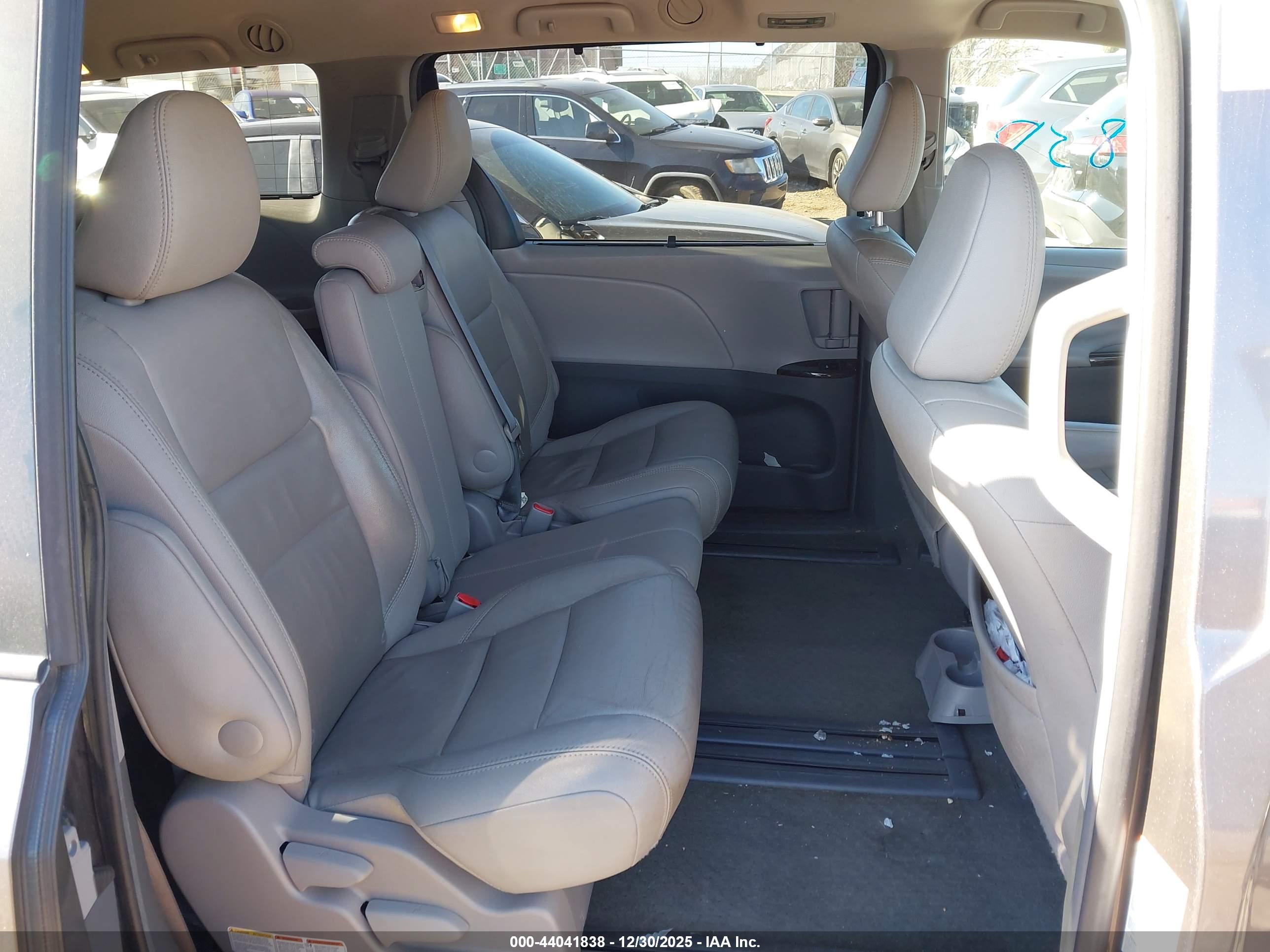 TOYOTA SIENNA image 8