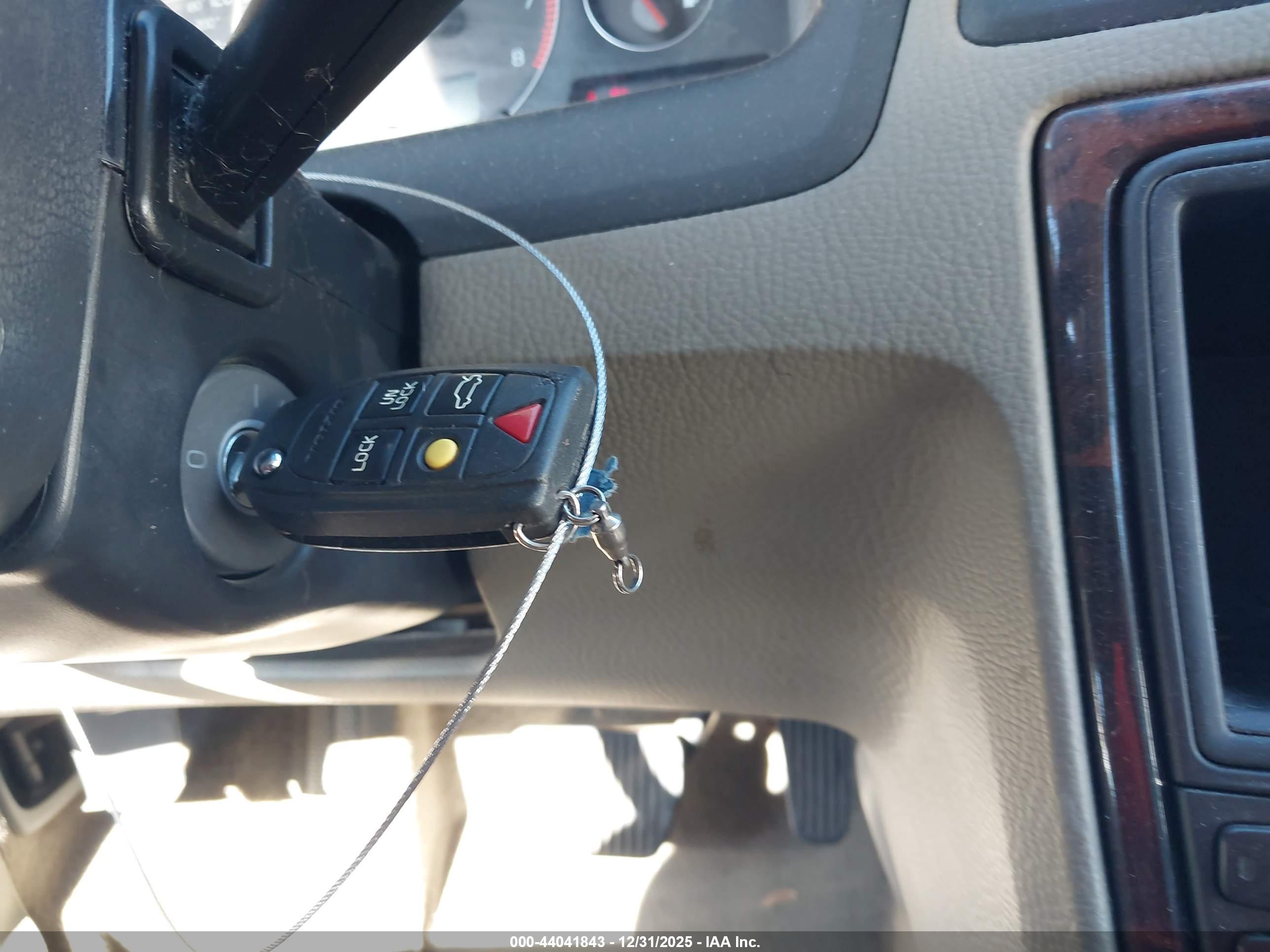VOLVO XC70 image 11