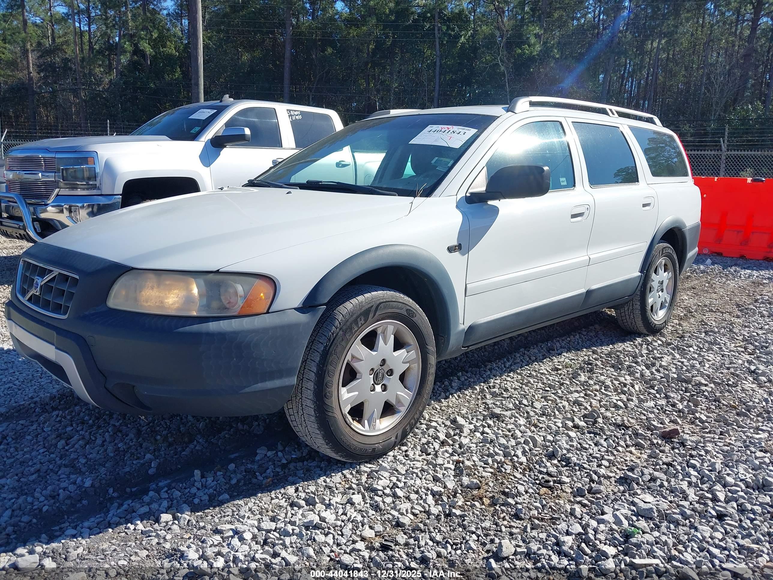 VOLVO XC70 image 2