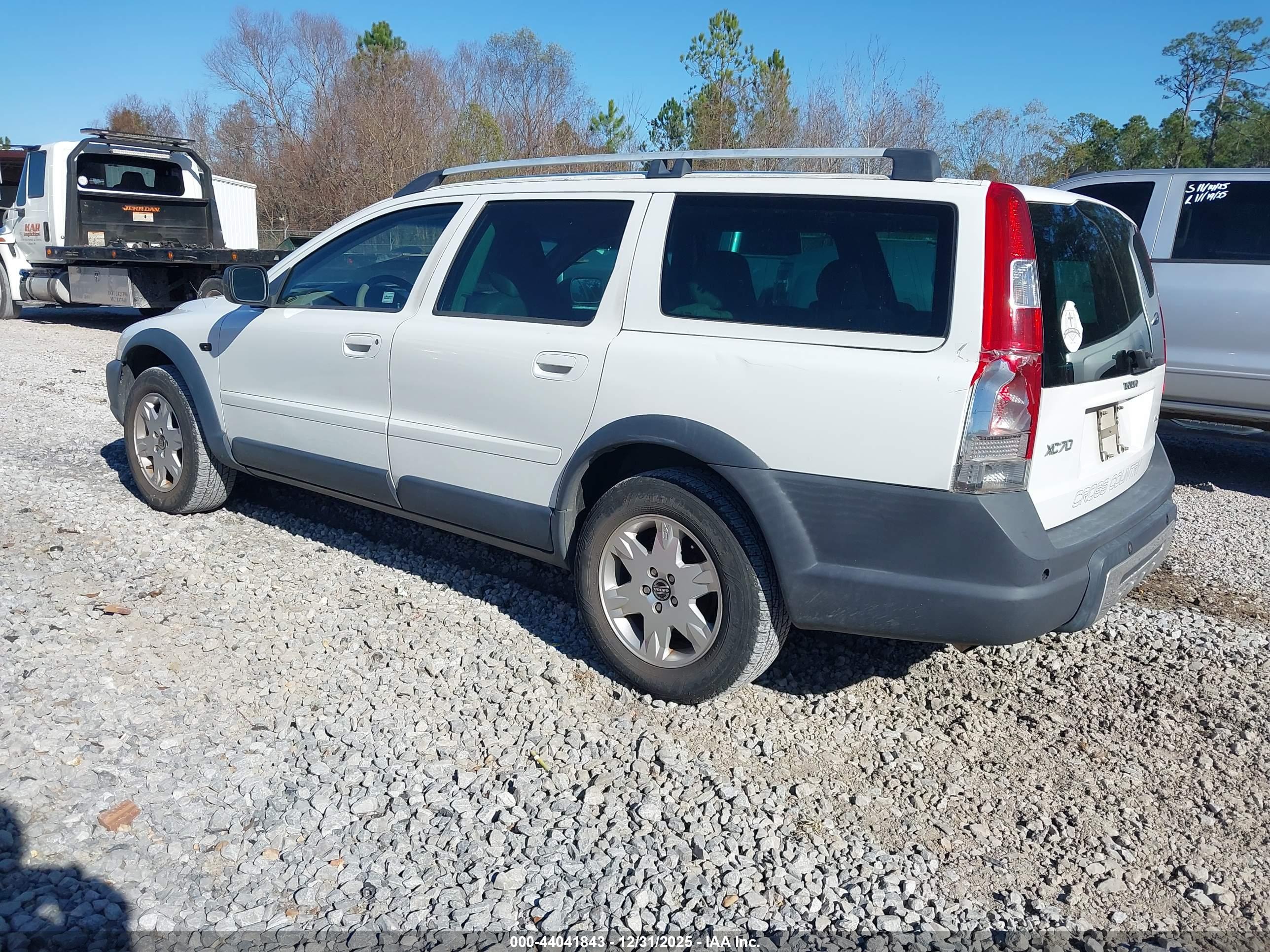 VOLVO XC70 image 3