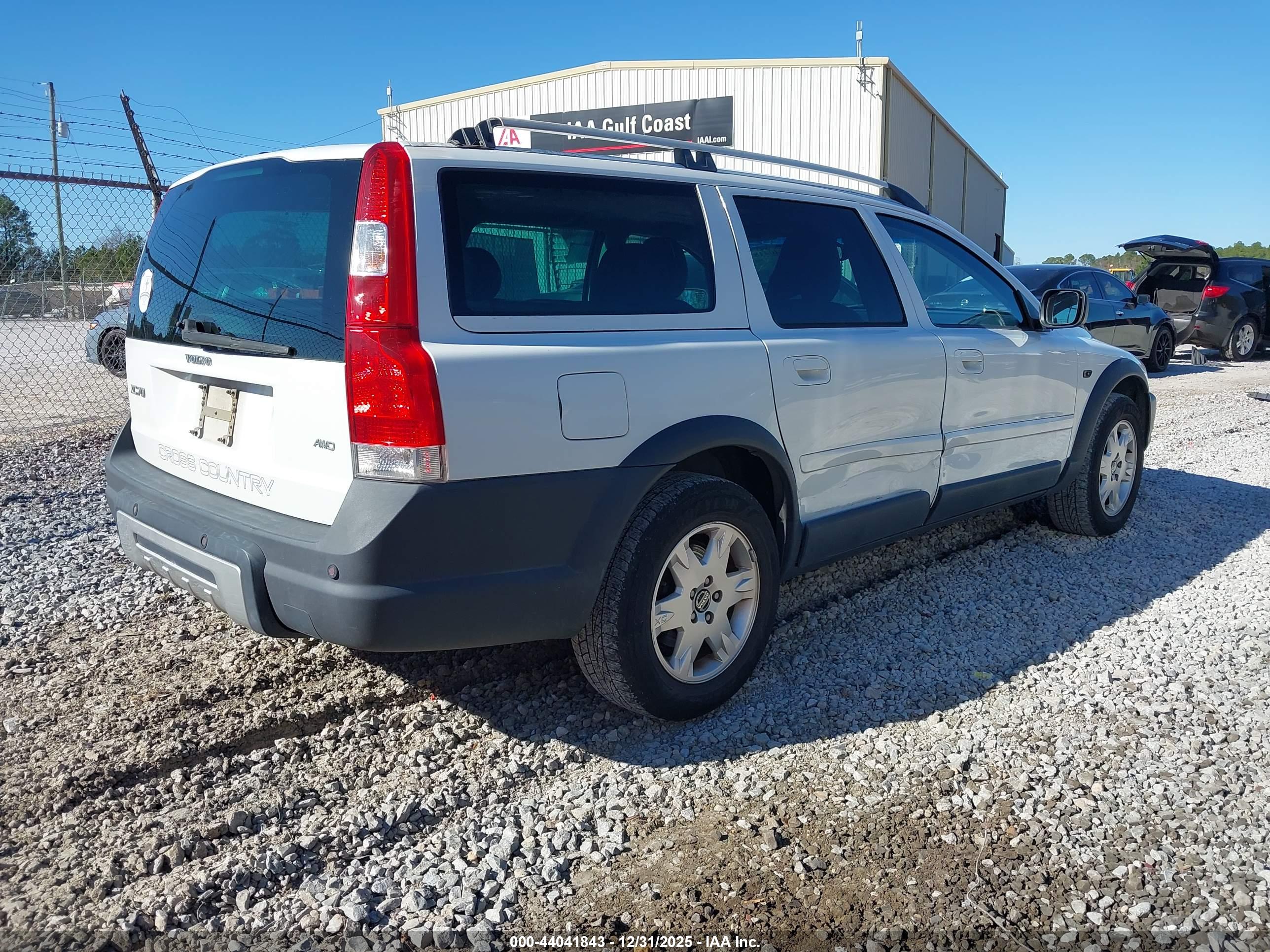 VOLVO XC70 image 4