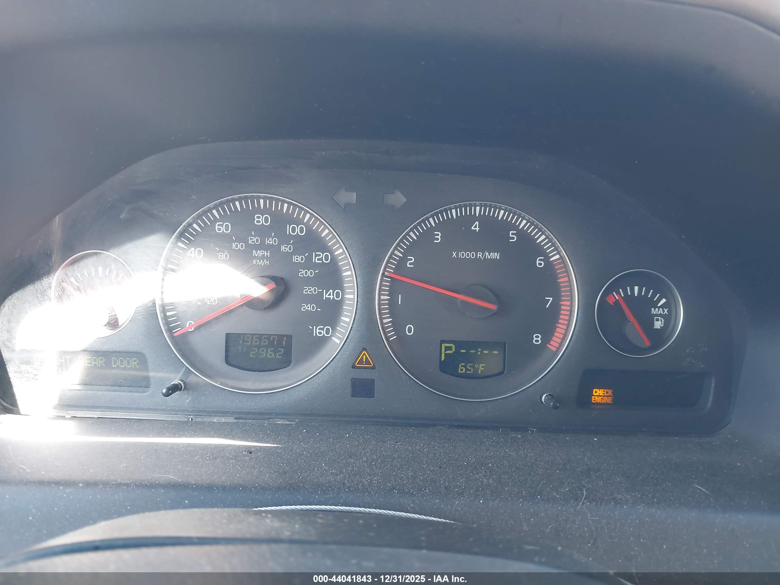 VOLVO XC70 image 7