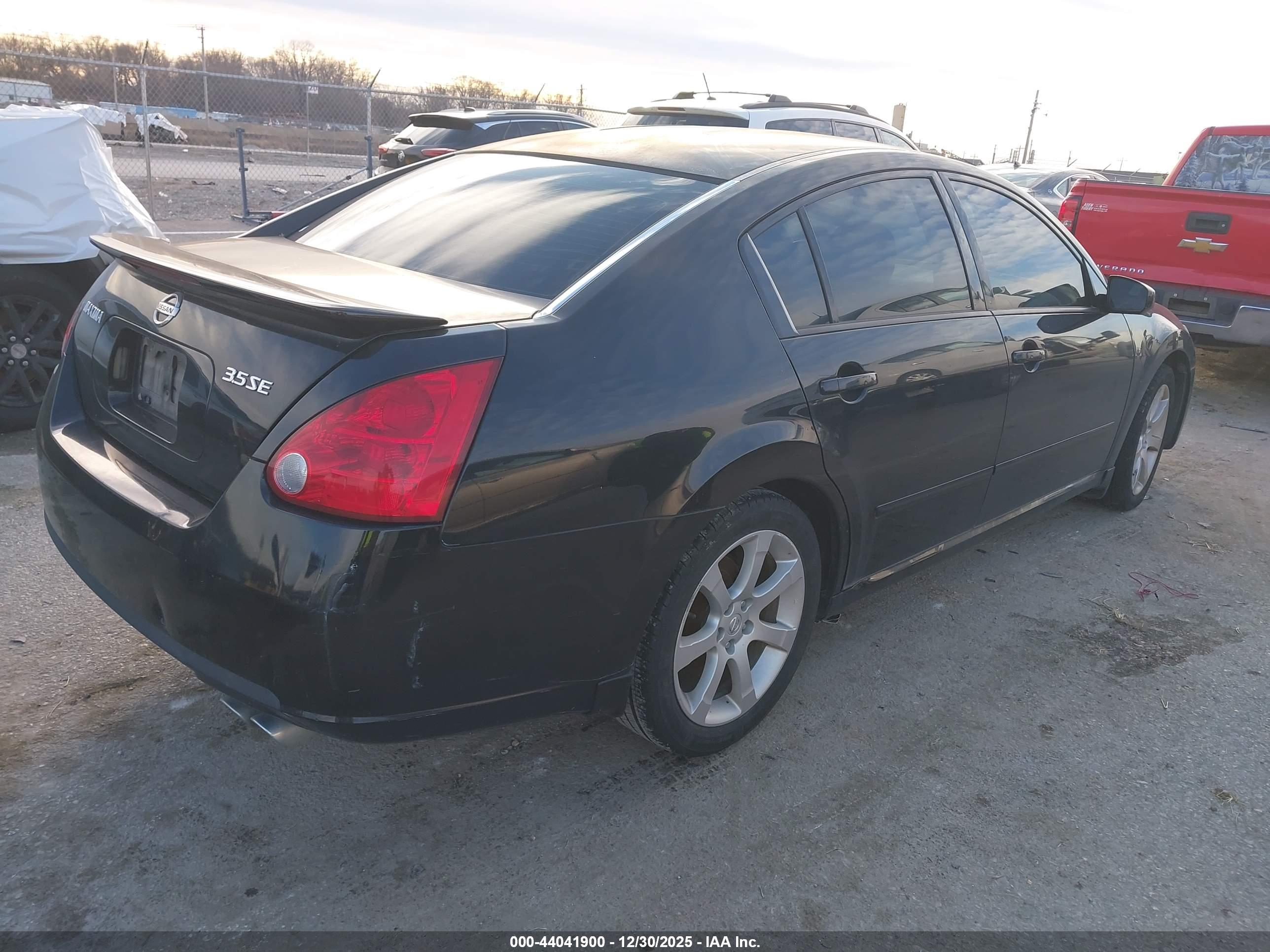 NISSAN MAXIMA image 4