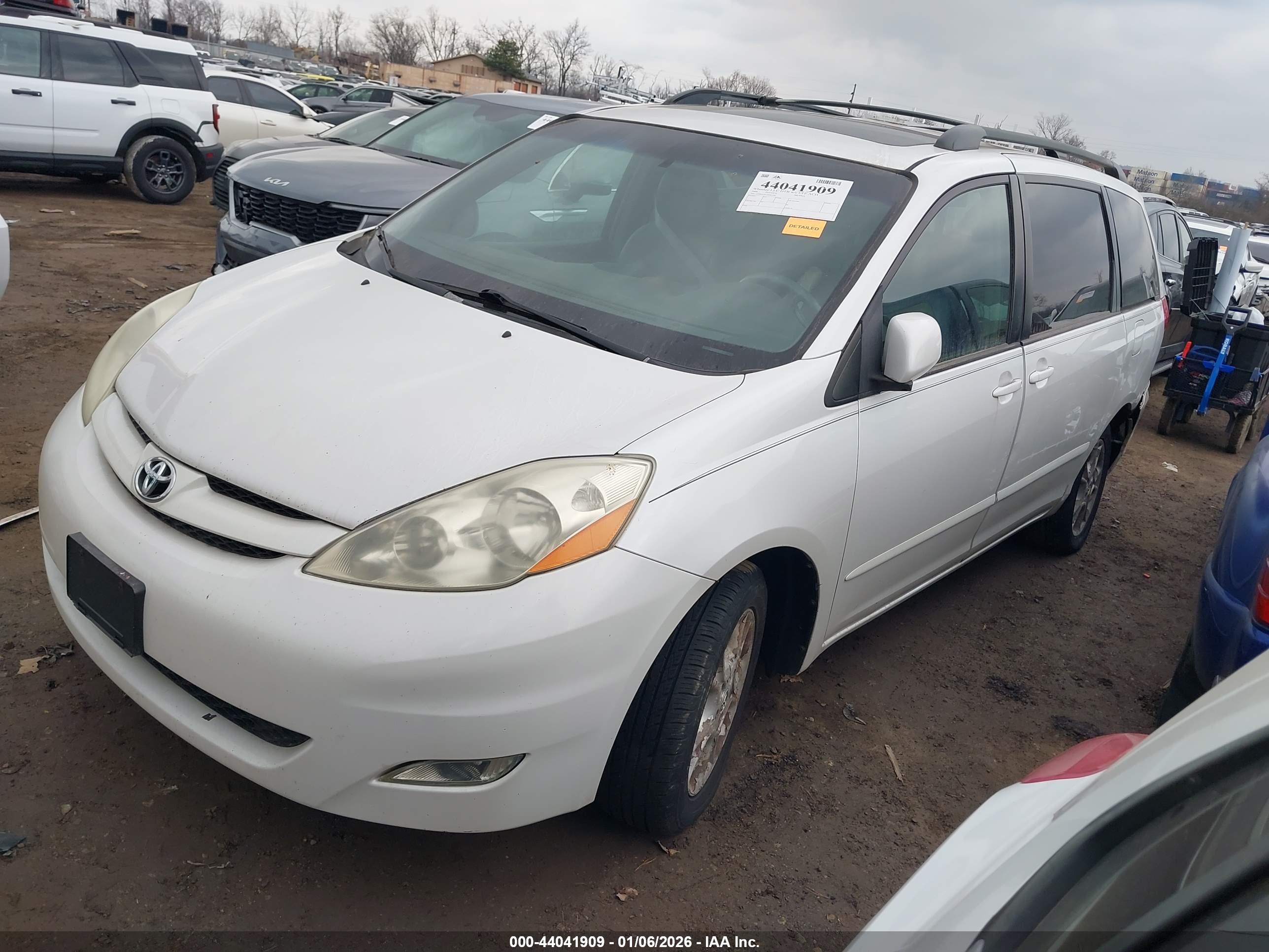 TOYOTA SIENNA image 2