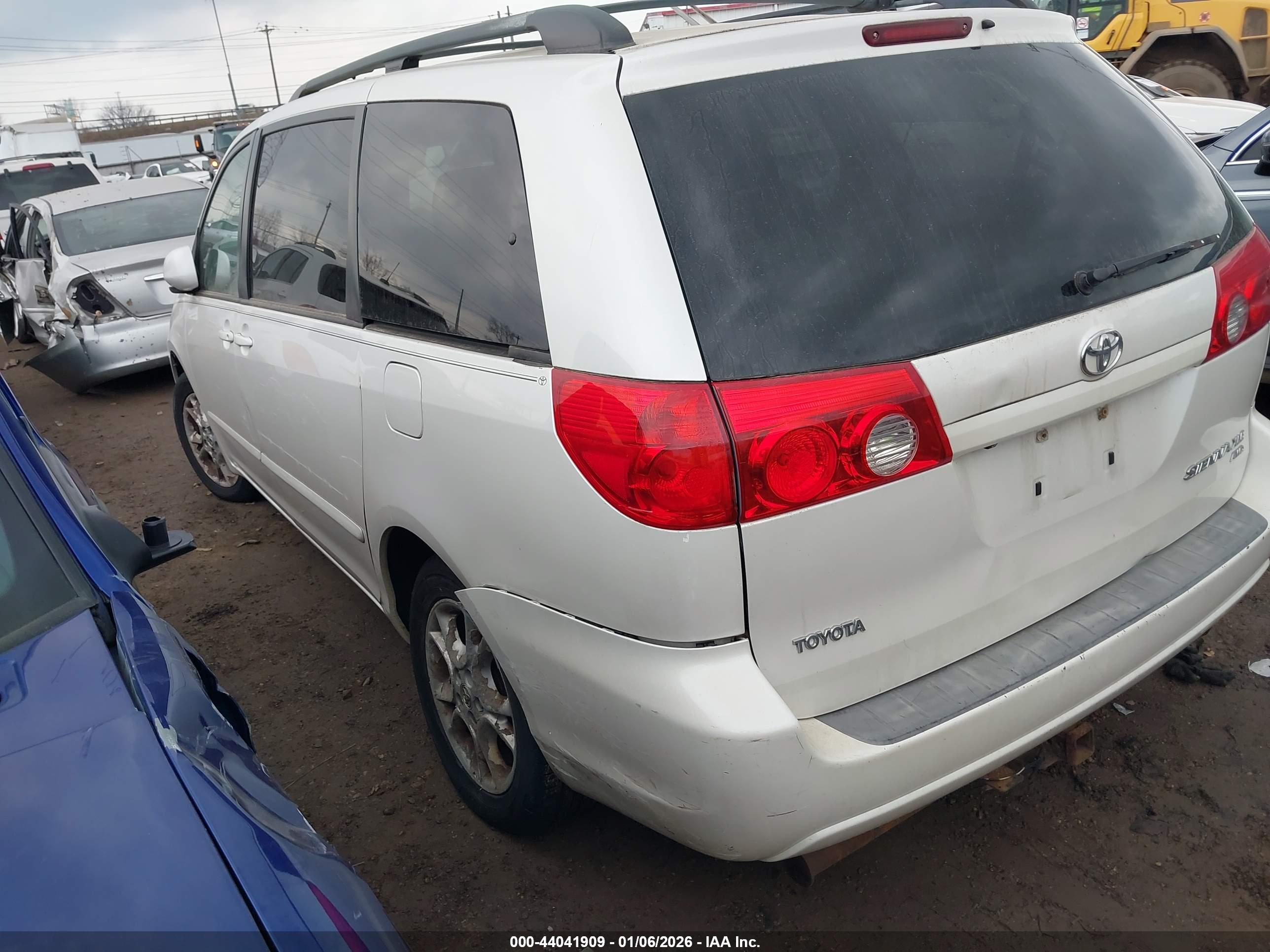 TOYOTA SIENNA image 3