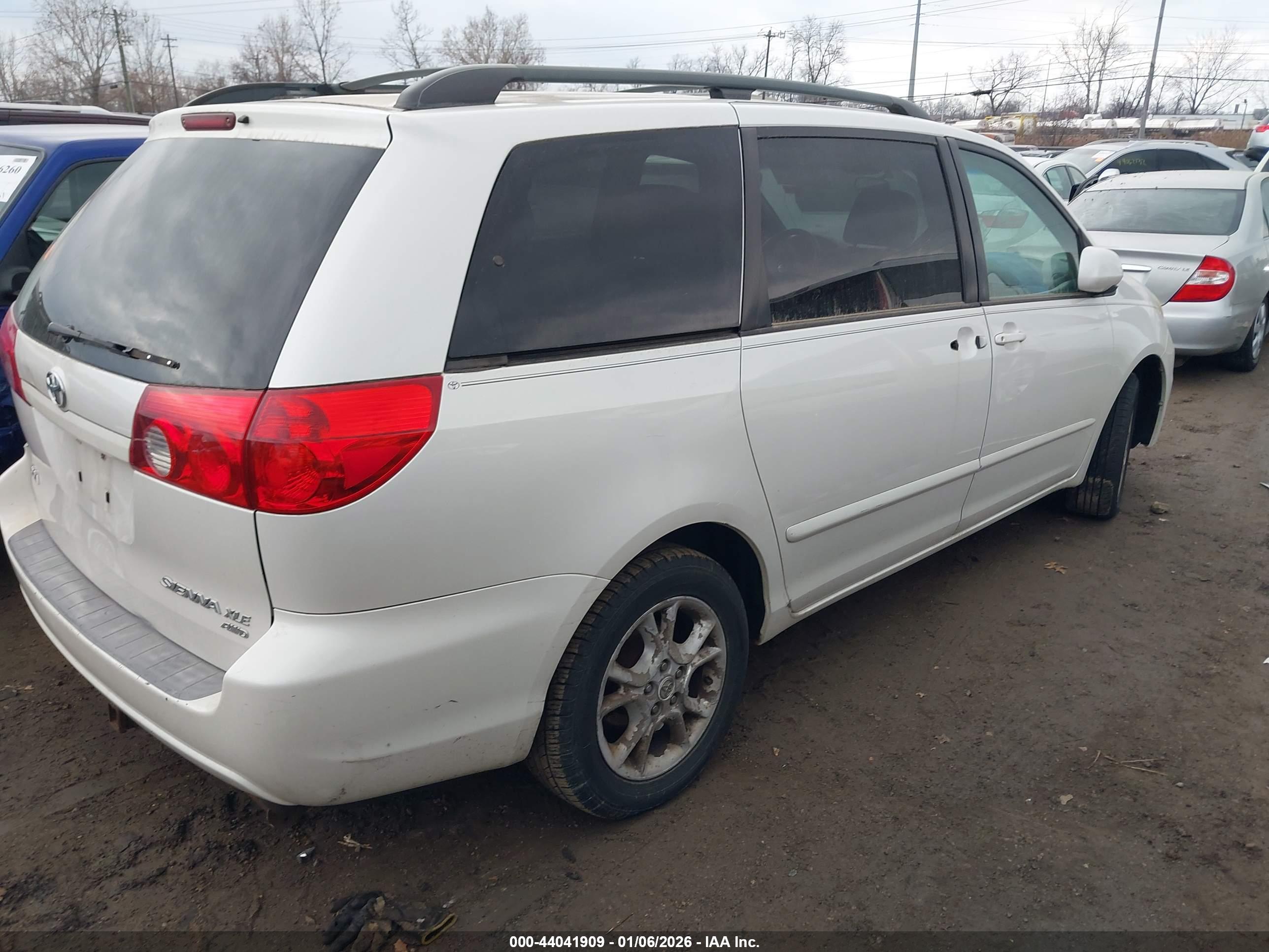 TOYOTA SIENNA image 4