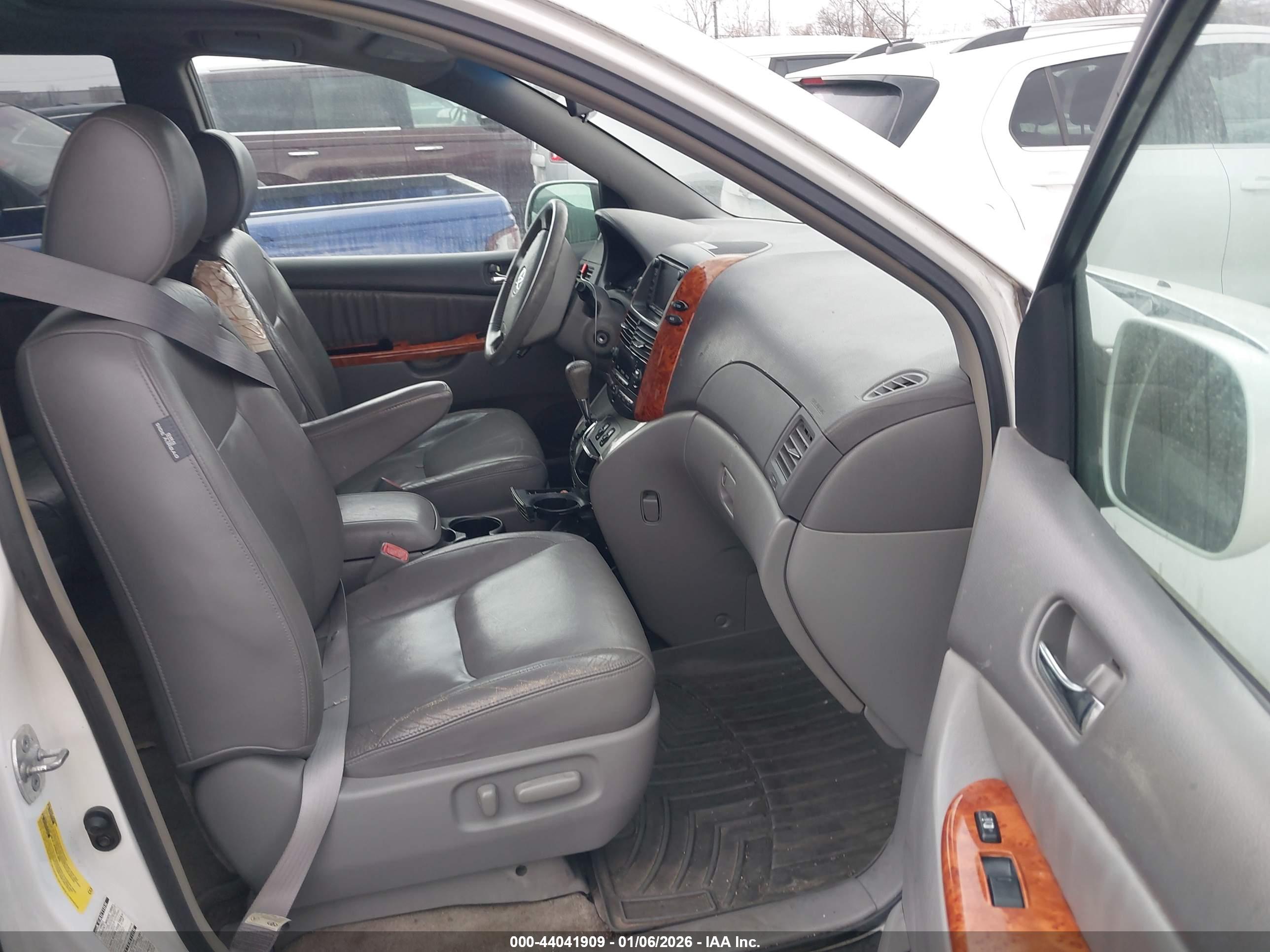 TOYOTA SIENNA image 5