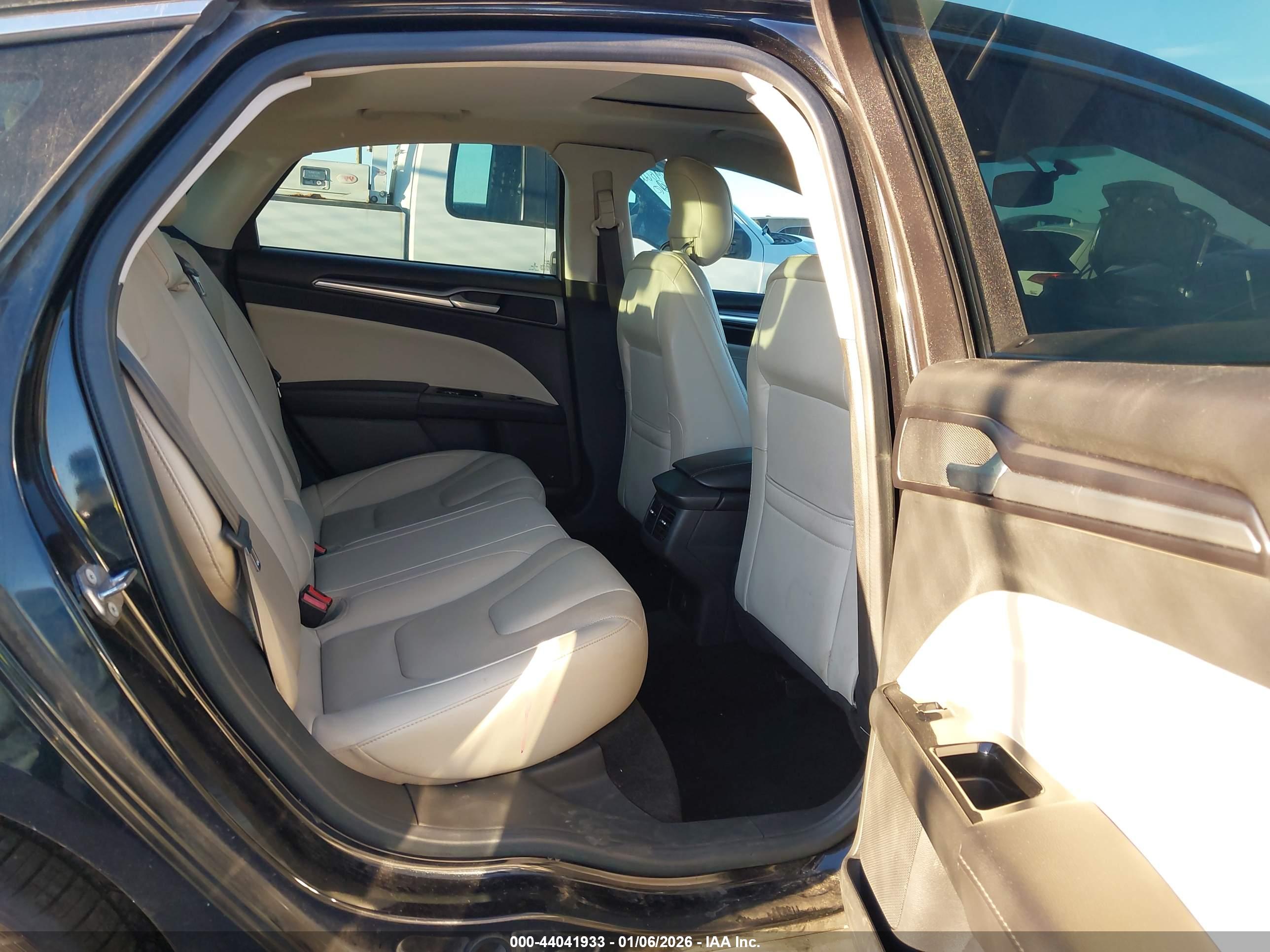 FORD FUSION image 8