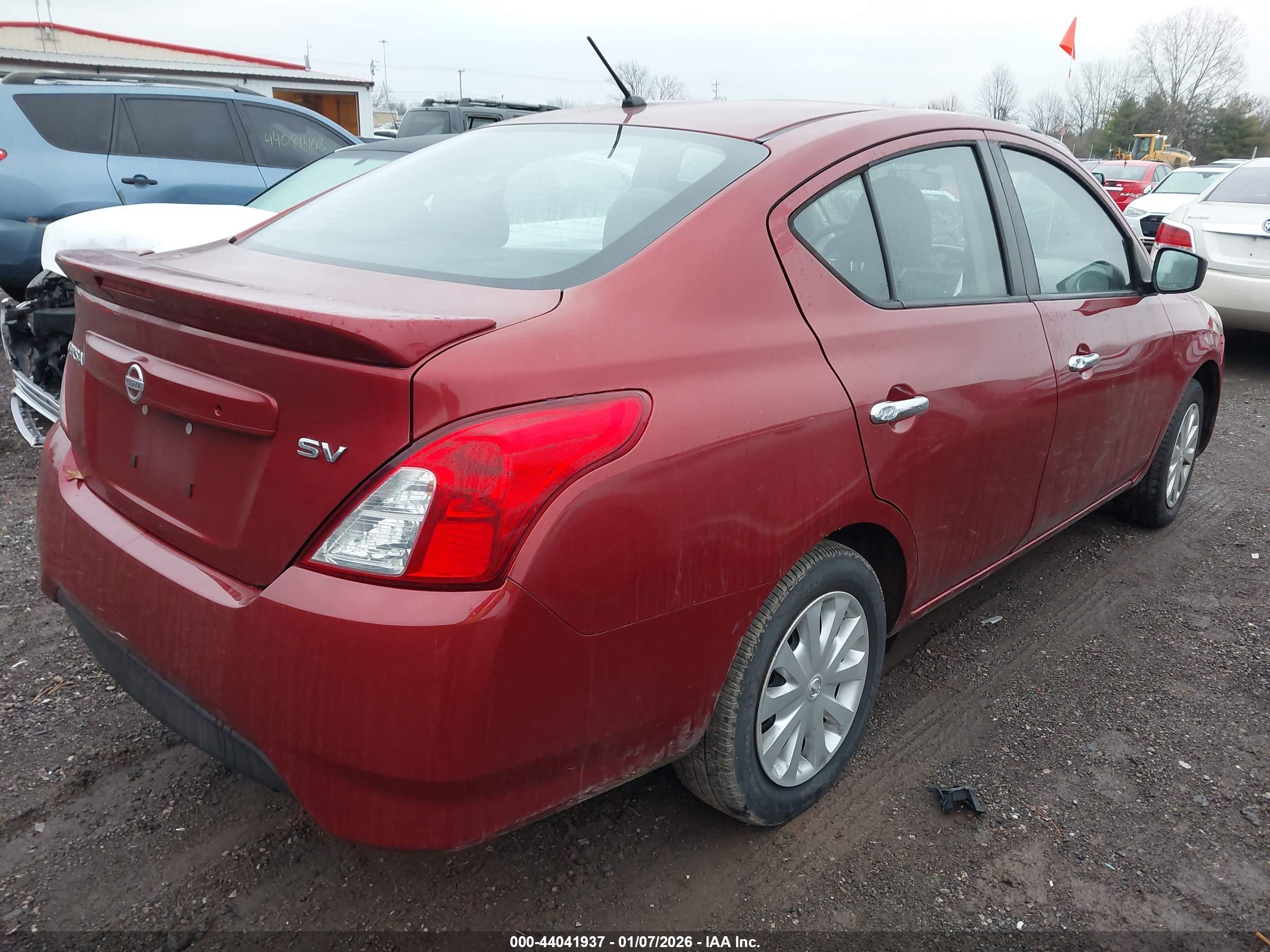 NISSAN VERSA image 4