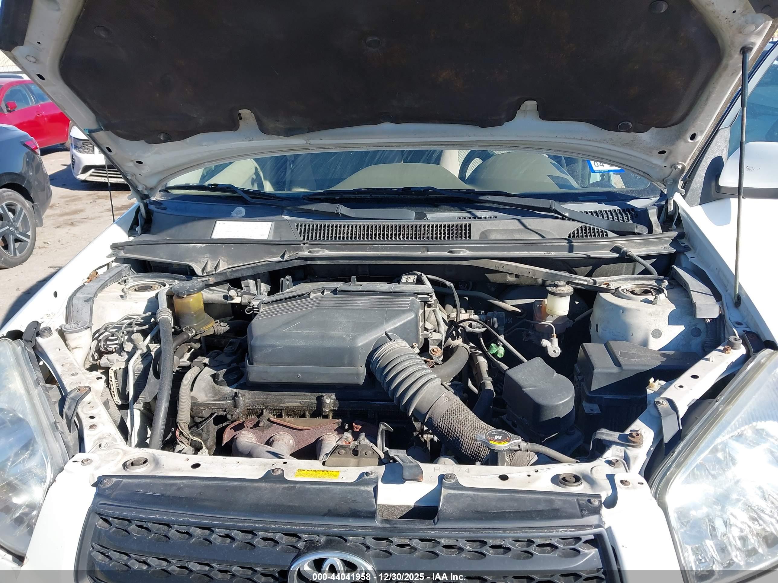 TOYOTA RAV4 image 10