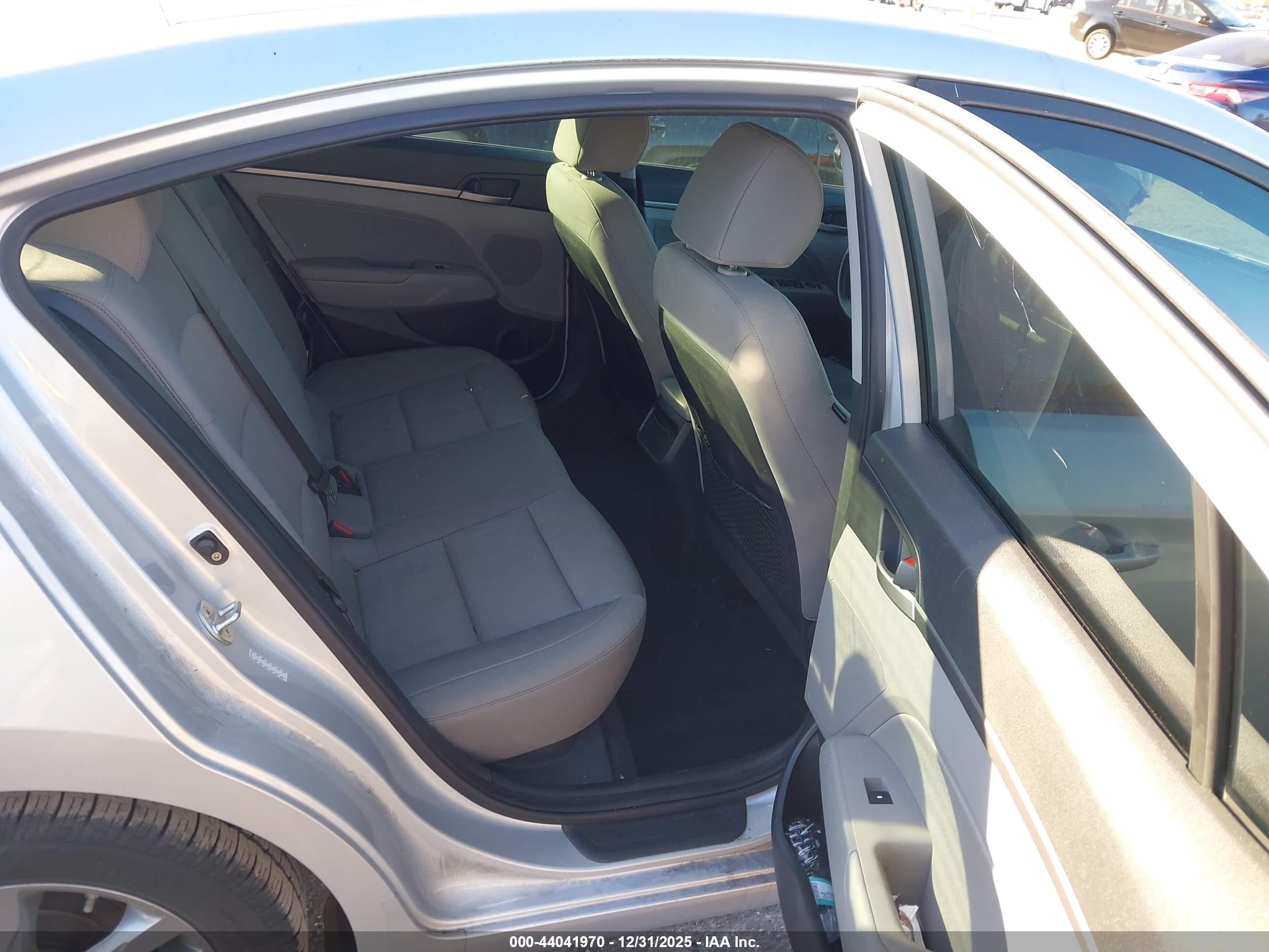 HYUNDAI ELANTRA image 8