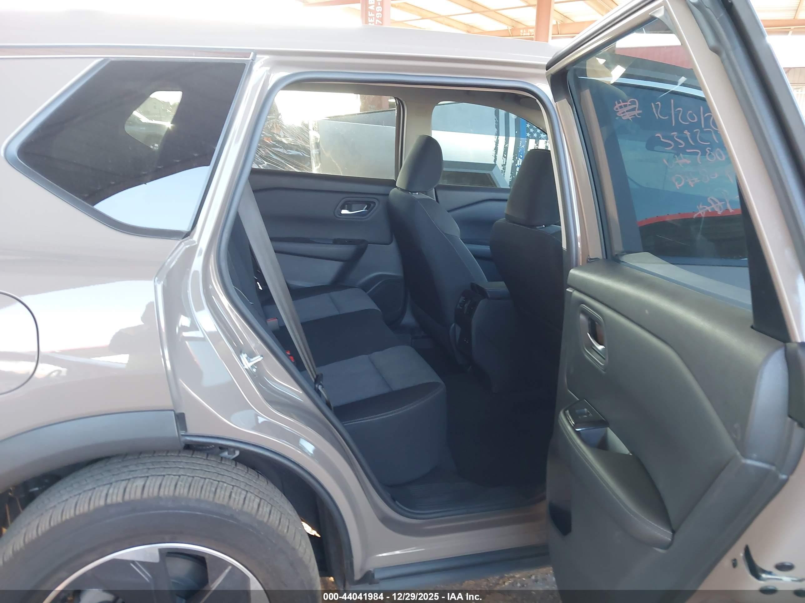 NISSAN ROGUE image 8